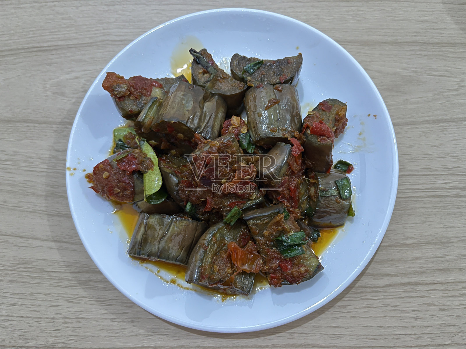 印尼传统的茄子配辣酱照片摄影图片