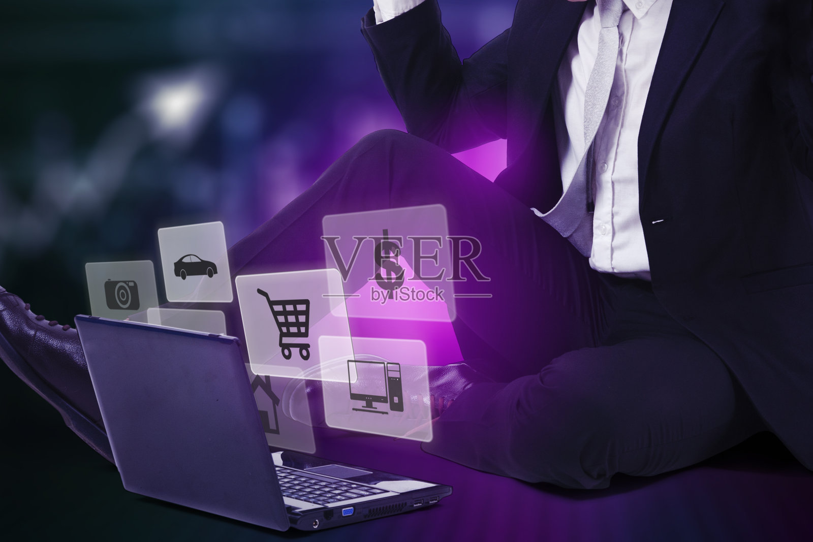 拿着笔记本电脑和全息投影的商人照片摄影图片