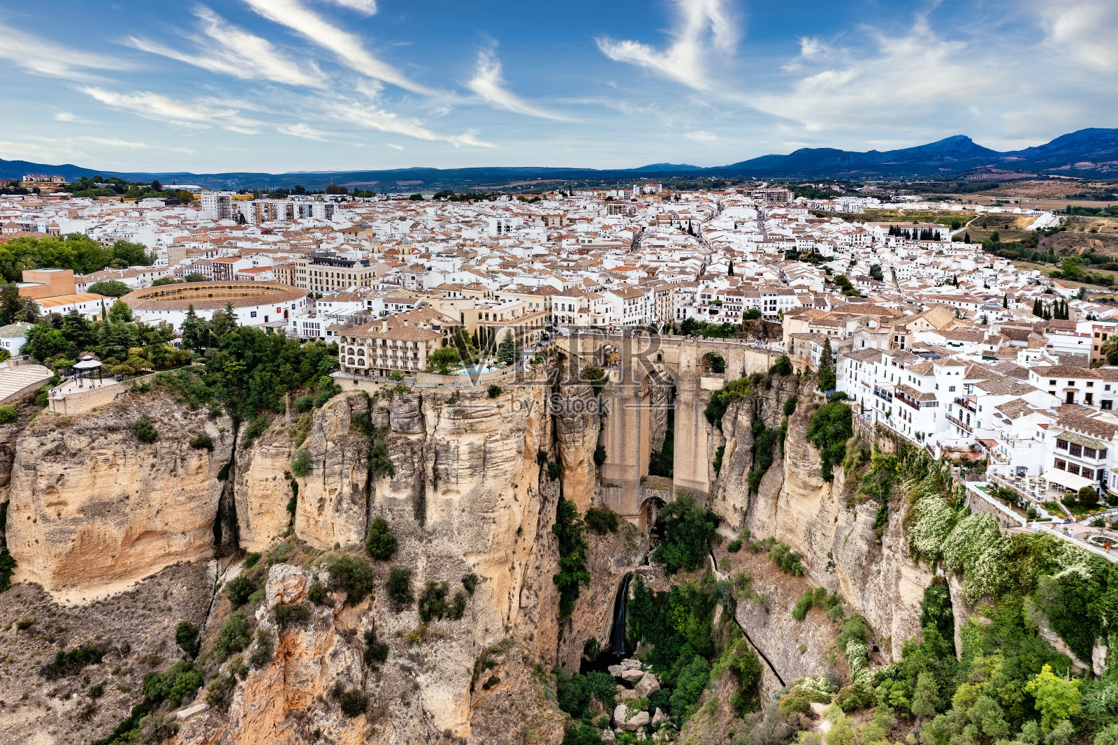 无人机视角下的朗达和新桥(Puente Nuevo)照片摄影图片