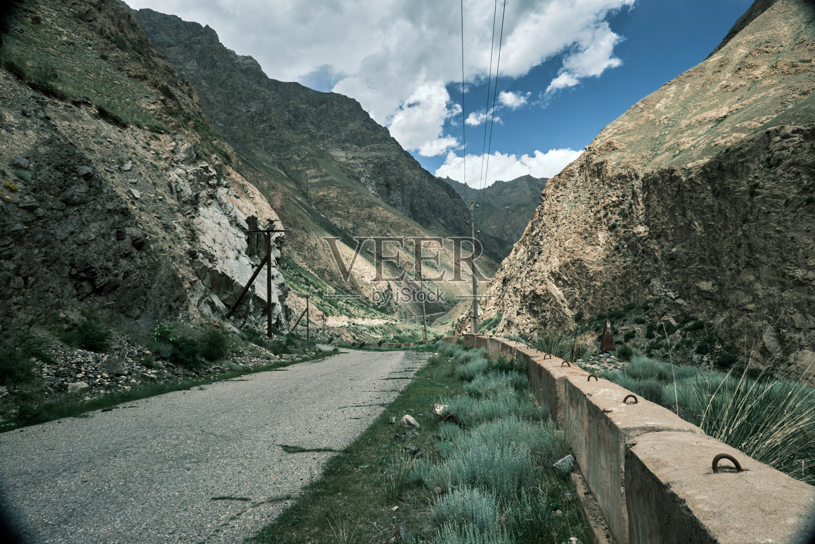 珀姆斯基峡谷的山路上的景色照片摄影图片