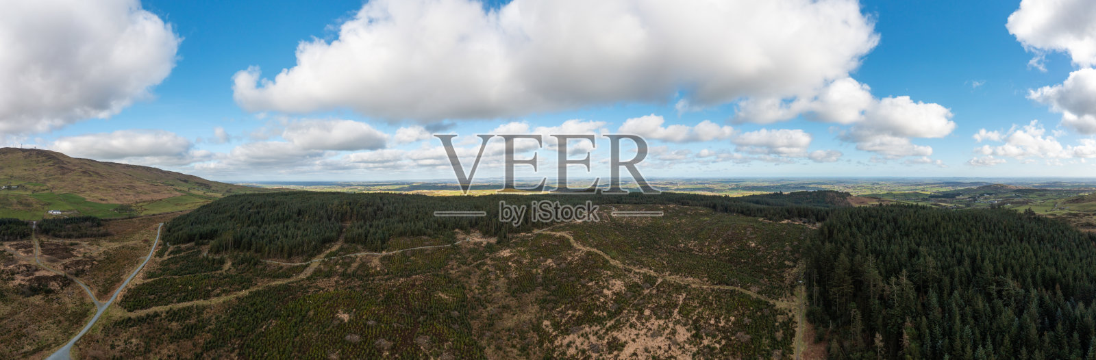 鸟瞰绿色的春天乡村,北爱尔兰照片摄影图片