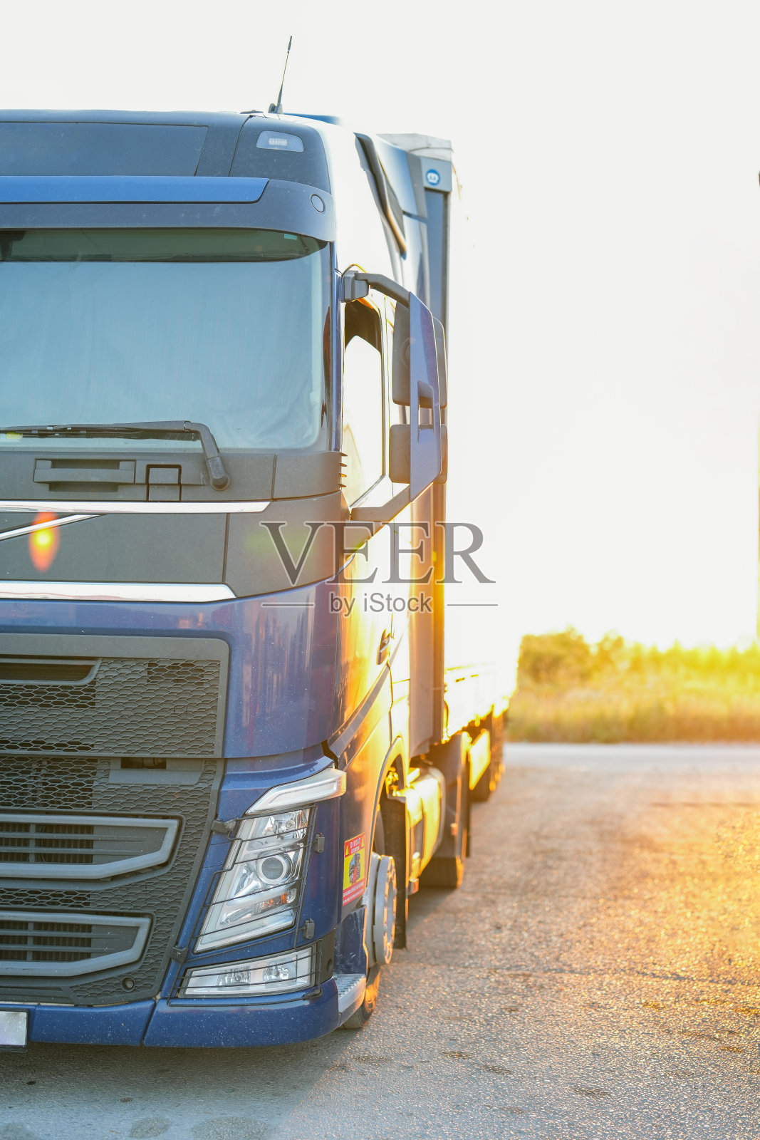 日落时的蓝色卡车照片摄影图片