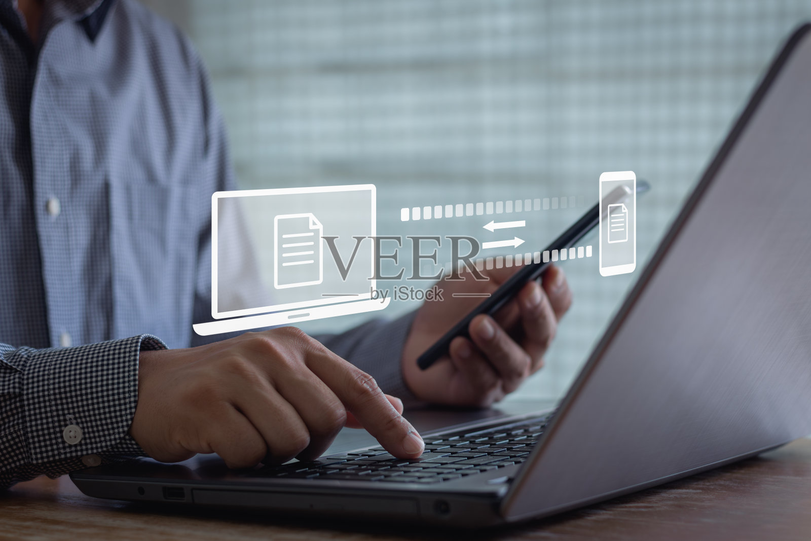 传输文件的概念。笔记本电脑和智能手机之间的数据传输。数据传输文件之间的文件夹,备份数据,文件的交换。虚拟文档加载到另一个文件夹。流媒体下载。照片摄影图片