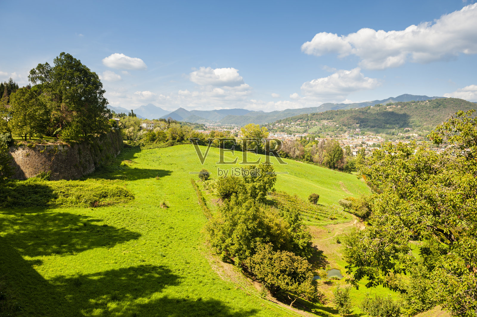 贝加莫城周围的城墙照片摄影图片
