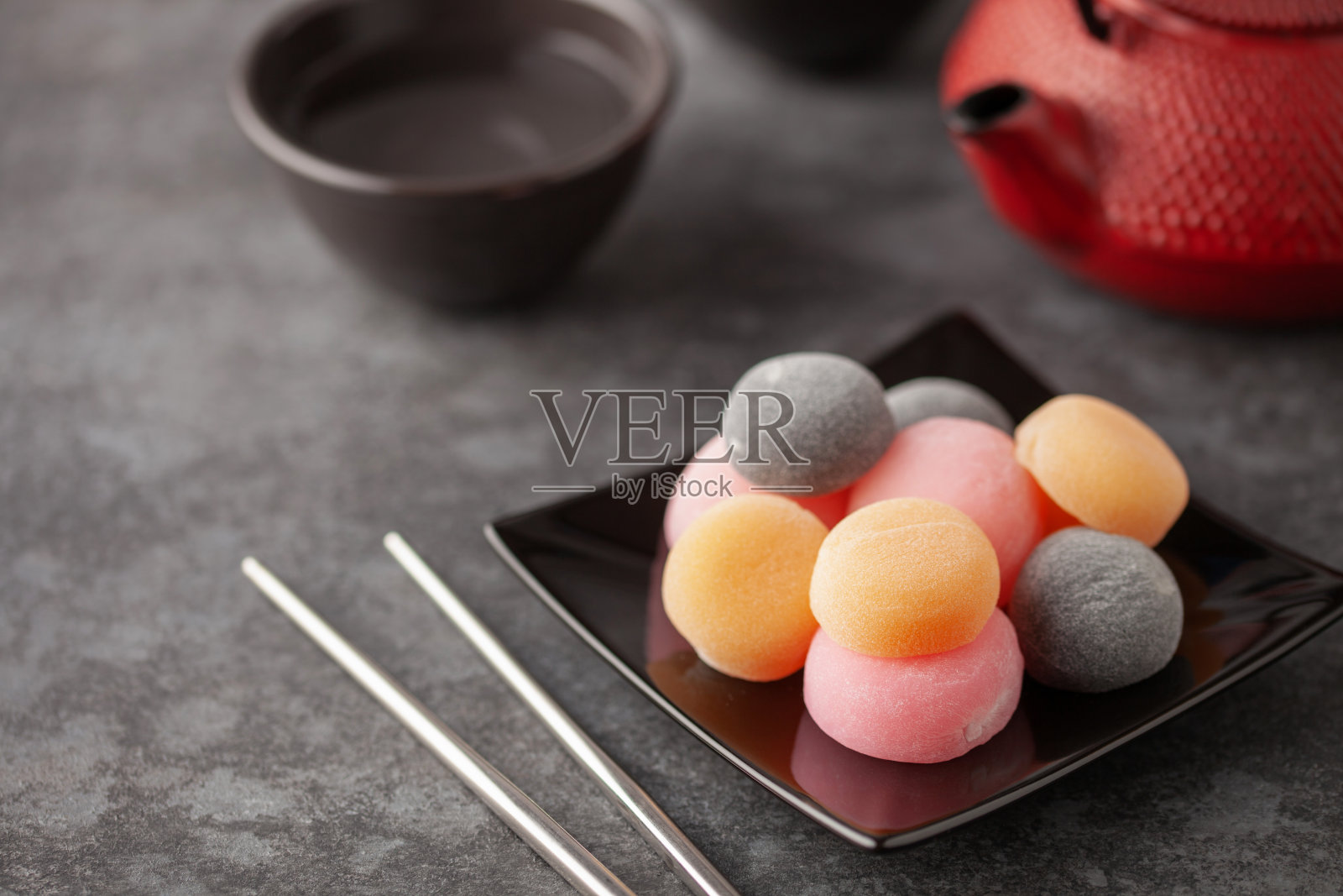 碟子里的日式米饭甜点麻糬。本空间照片摄影图片