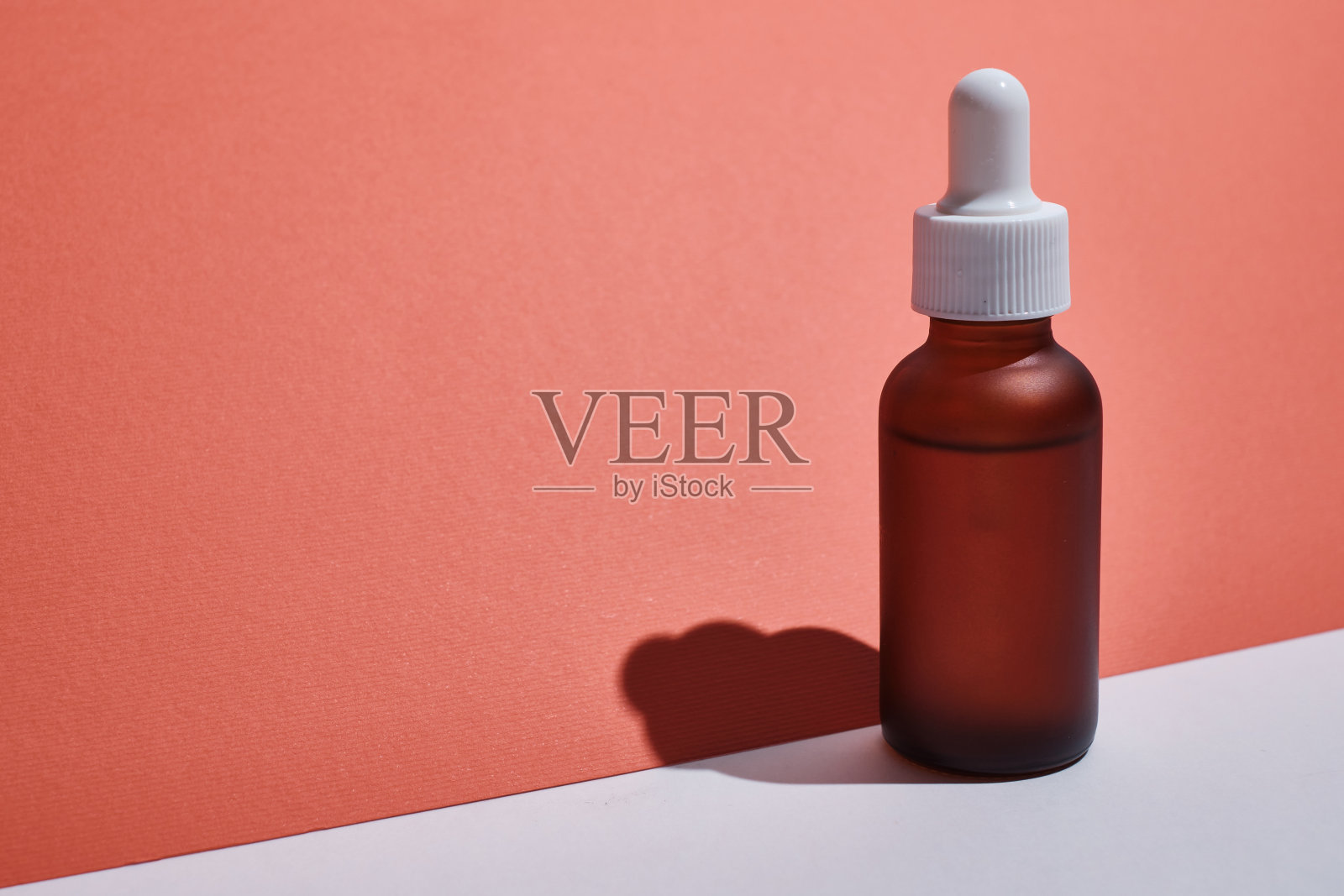 琥珀色玻璃瓶与移液器在彩色背景。化妆品、spa、药品的容器包装设计。呈现天然有机护肤产品的概念照片摄影图片