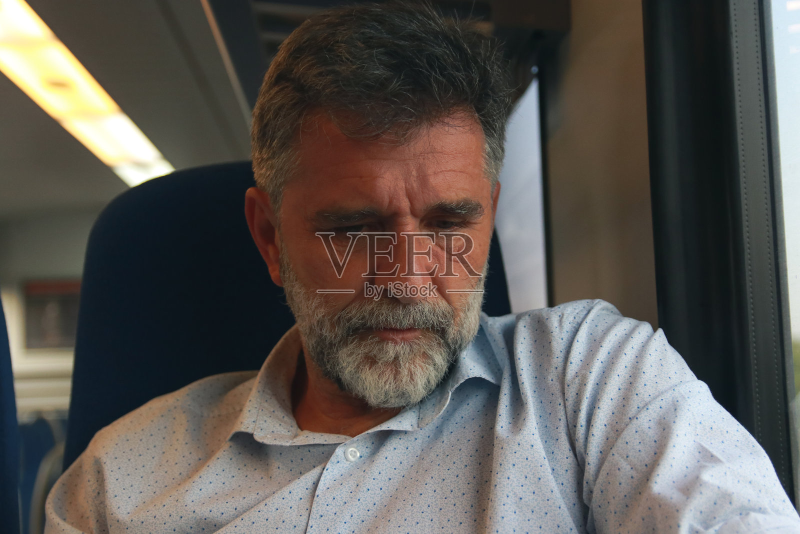 火车上通勤者的肖像照片摄影图片