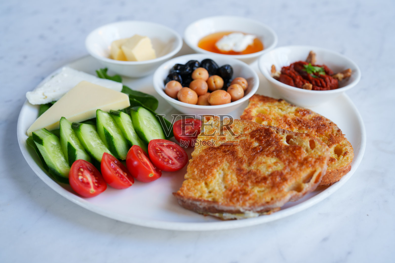 早餐盘里的煎蛋吐司照片摄影图片