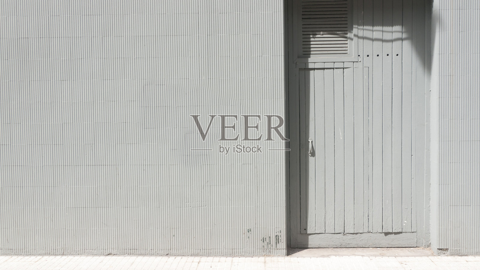 灰墙灰门照片摄影图片