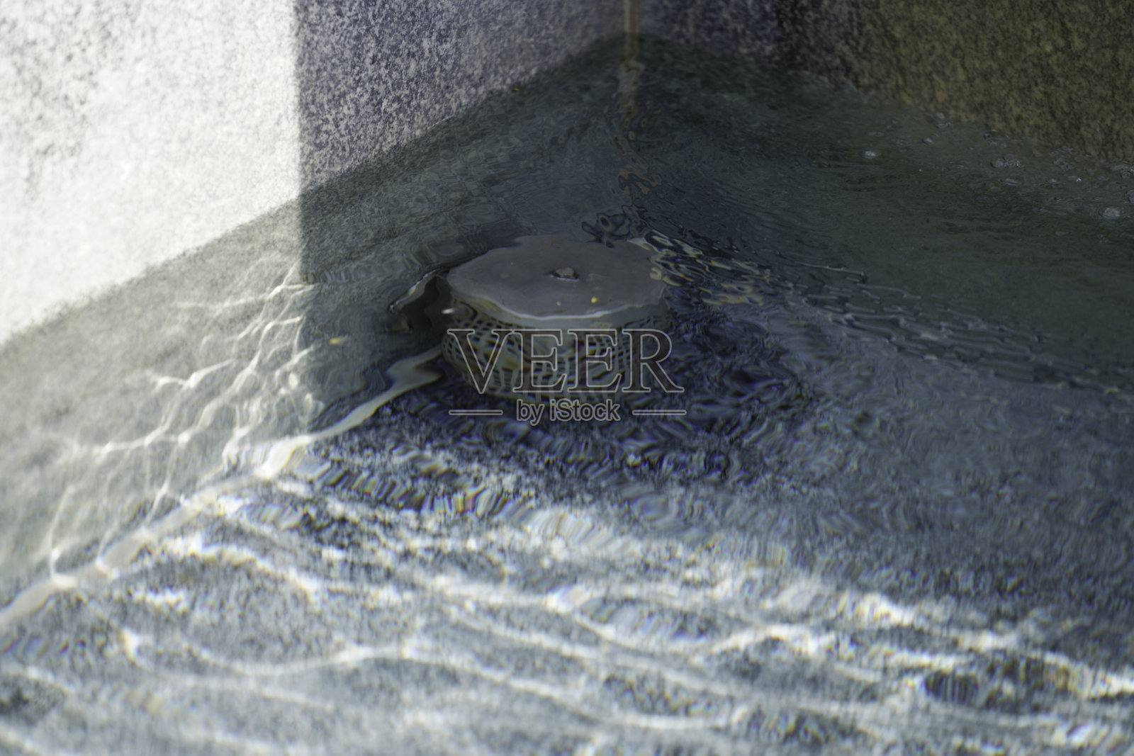 园内石制喷泉供饮用、浇水之用照片摄影图片