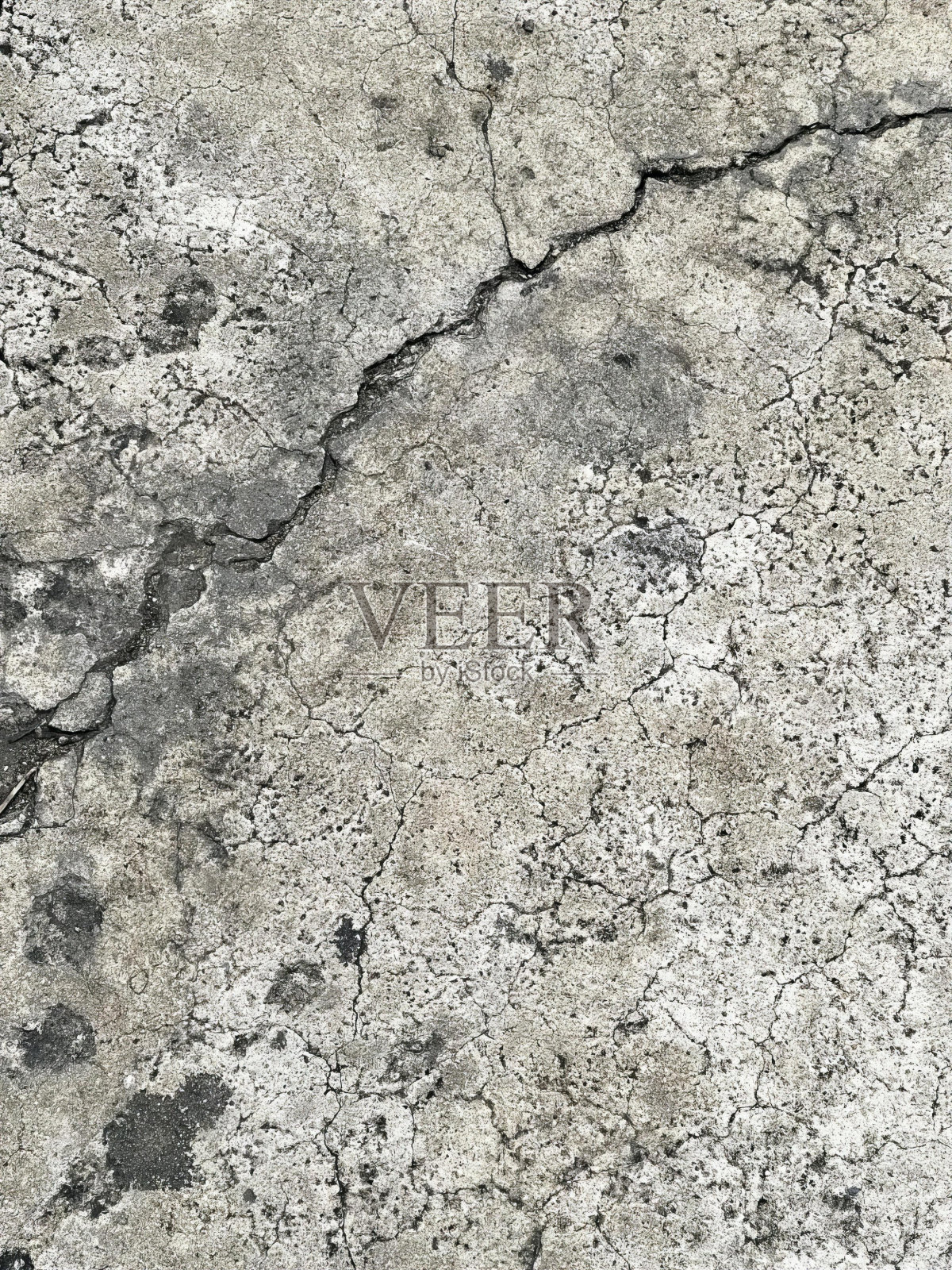 一个消防栓坐在水泥地板上的照片,一个消防栓在混凝土表面的特写。照片摄影图片