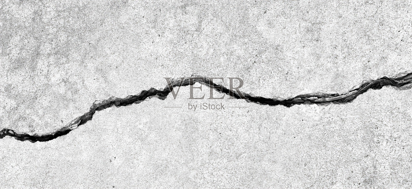 混凝土裂缝的照片显示了地面上的裂缝,混凝土裂缝的黑白照片。照片摄影图片