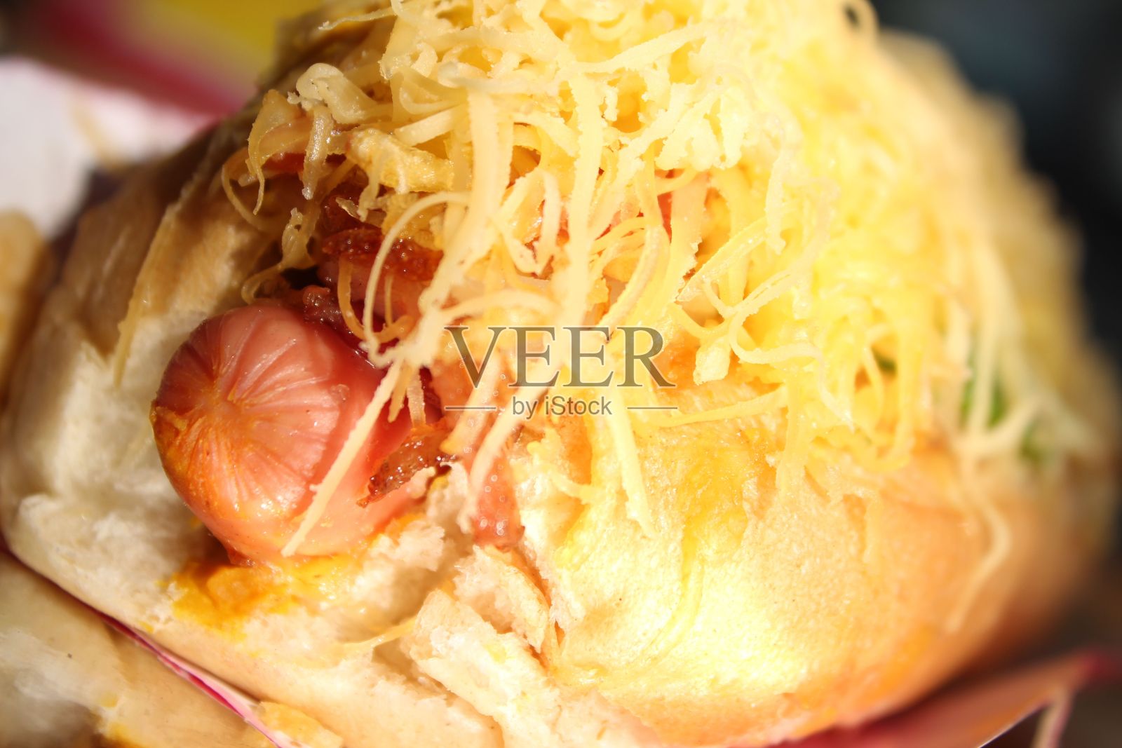 一个美味热狗的特写,里面塞满了玉米和奶酪照片摄影图片