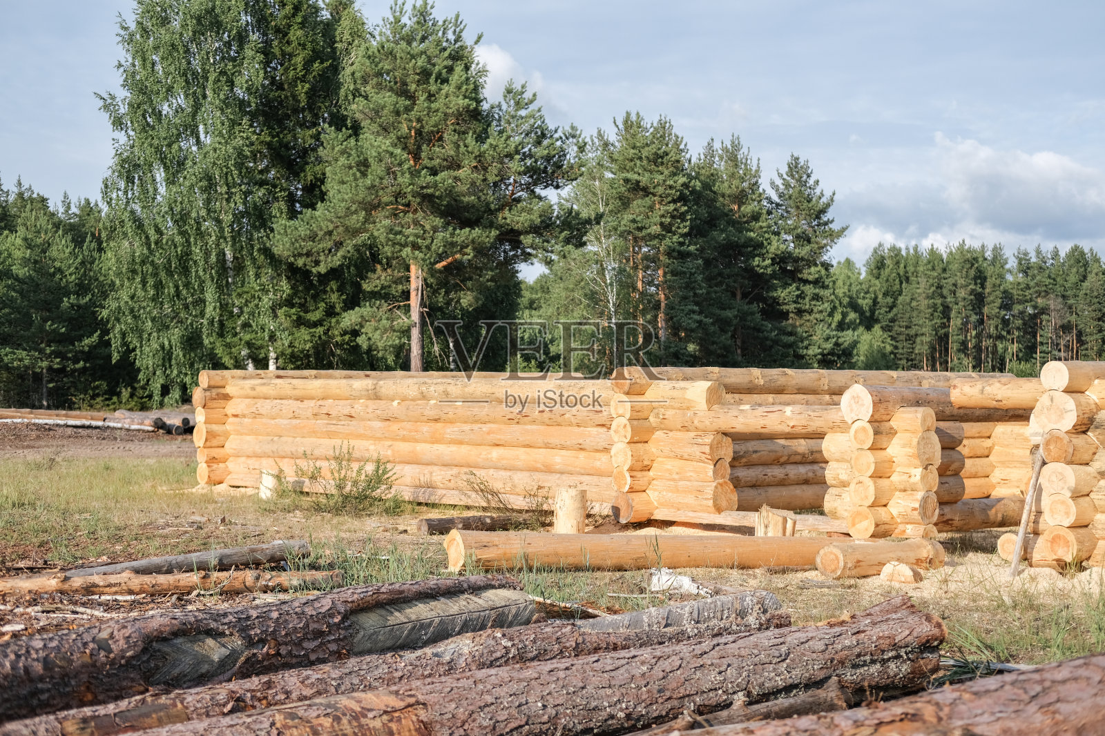 正在建造的木屋,附近有建筑材料照片摄影图片