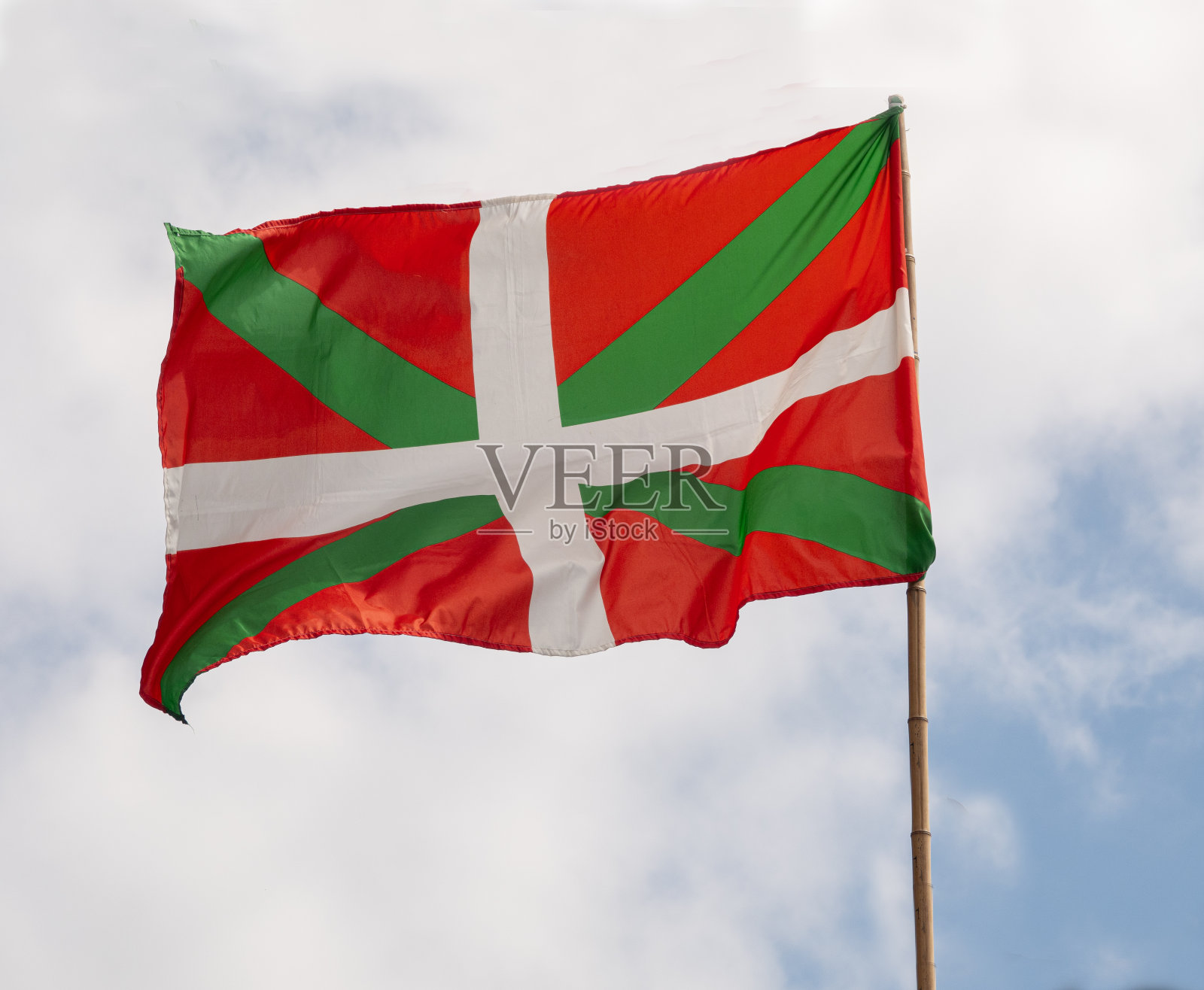 巴斯克地区的旗帜在旗杆上飘扬照片摄影图片