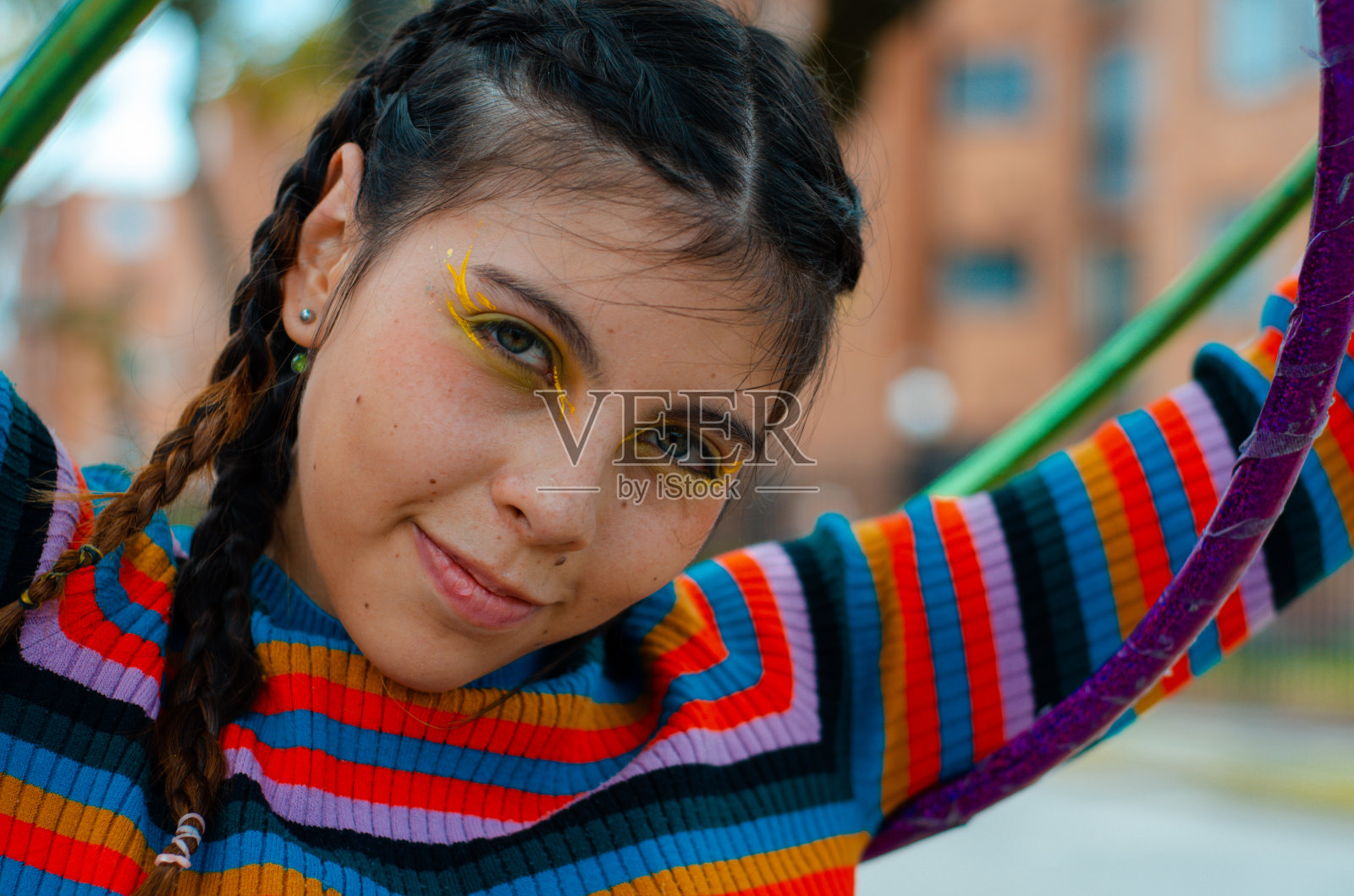 在街上玩呼啦圈的妇女的肖像特写照片摄影图片