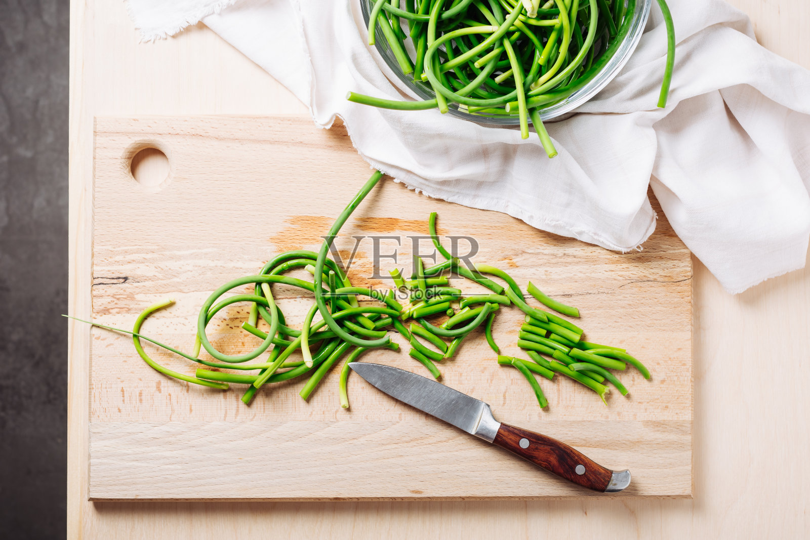 切菜板上切碎的蒜头。照片摄影图片