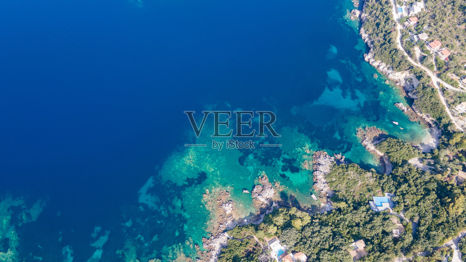 海浪拍打沙滩的鸟瞰图照片摄影图片