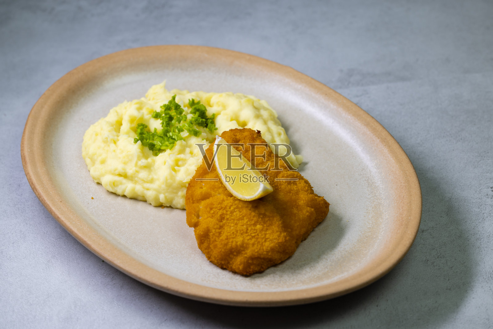典型的捷克菜鸡肉片配土豆泥照片摄影图片