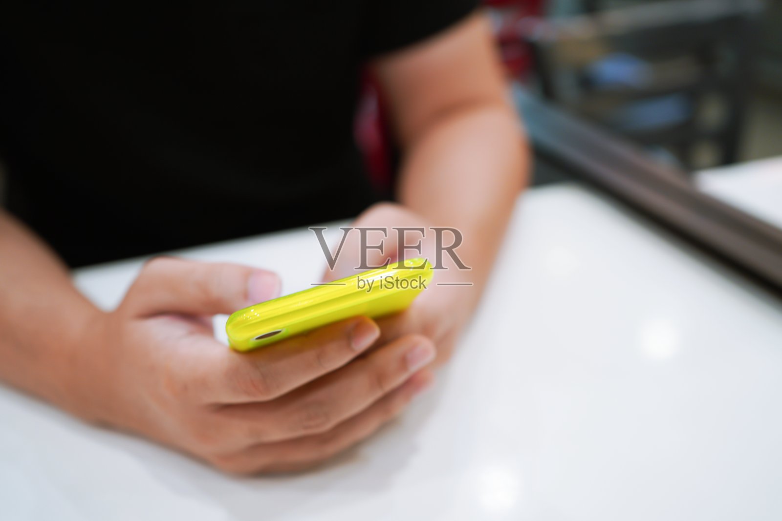 手持SmartphoneÂ工作移动设备。手机技术电子商务概念照片摄影图片