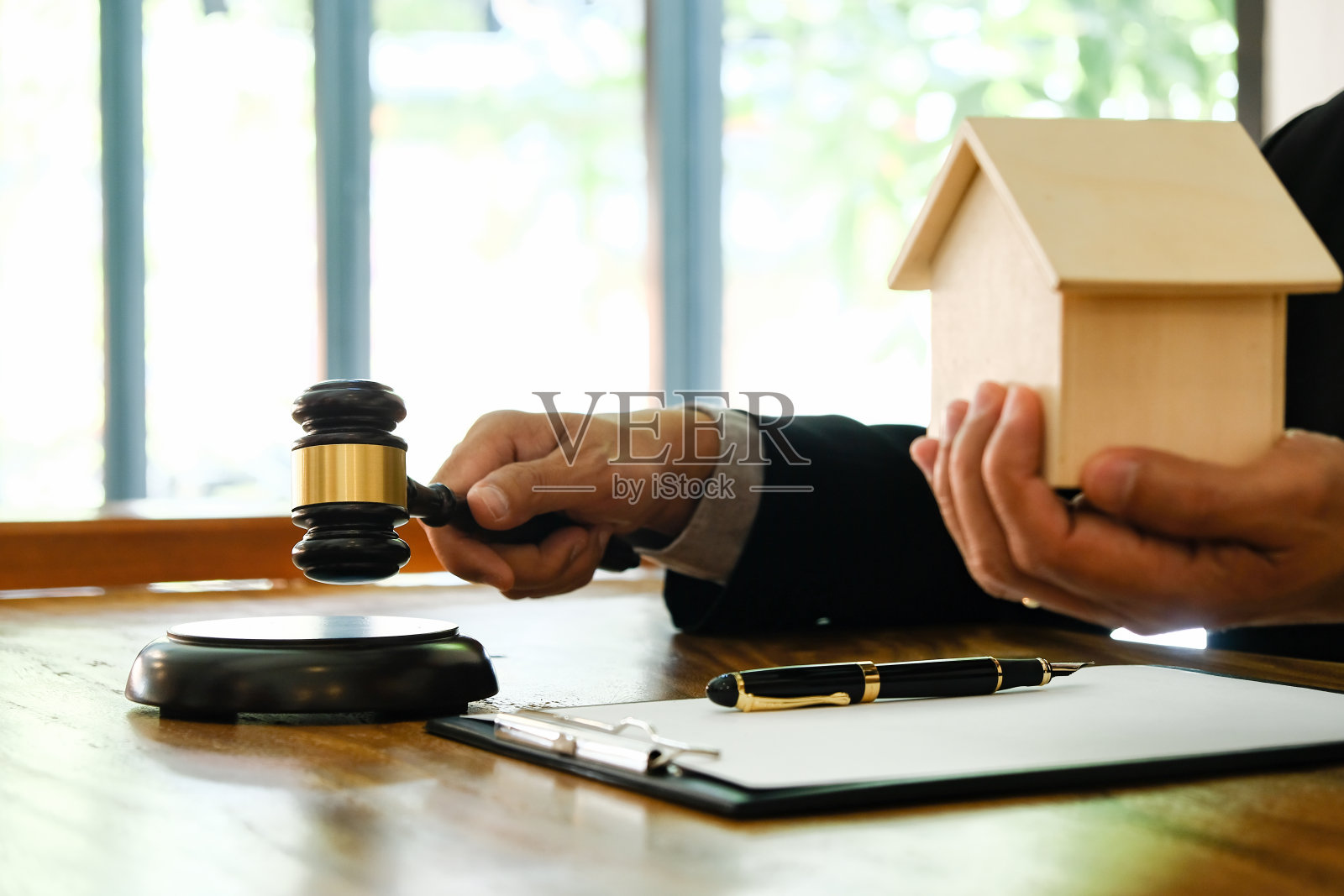 律师法律顾问出示投标拍卖判决木槌与法官,房地产拍卖投标房产拍卖判决与木槌照片摄影图片