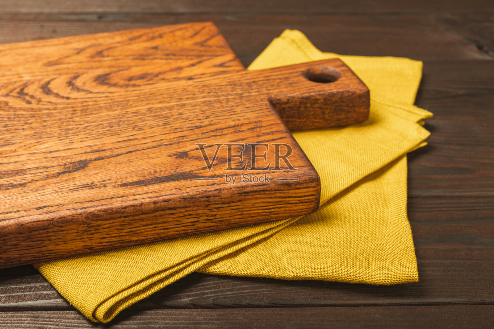 有纹理的厨房桌子上的砧板。菜单食物卡或食谱背景概念。模型。设计。放置文字,复制空间。食物和烹饪的概念。照片摄影图片