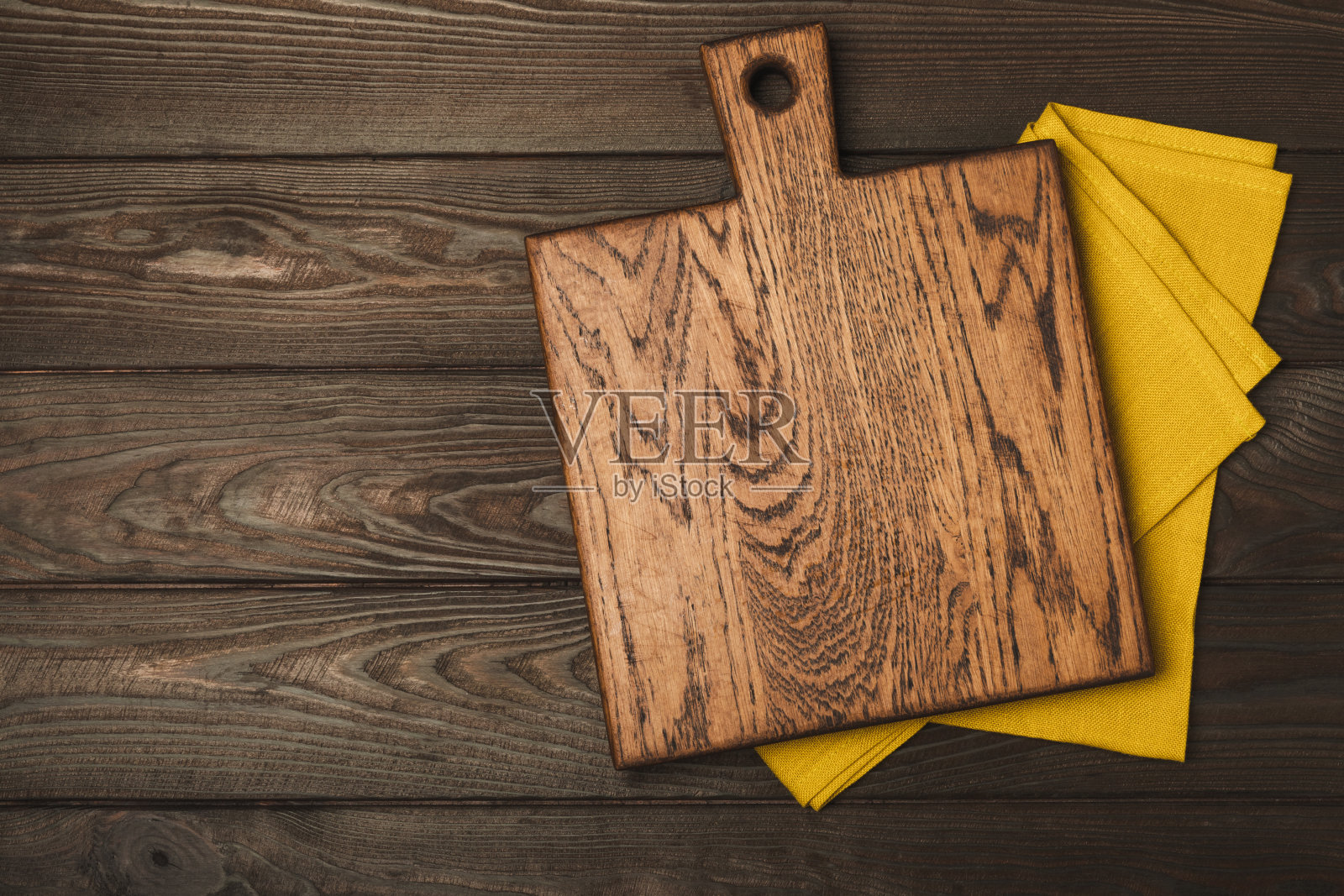 有纹理的厨房桌子上的砧板。菜单食物卡或食谱背景概念。模型。设计。放置文字,复制空间。食物和烹饪的概念。照片摄影图片