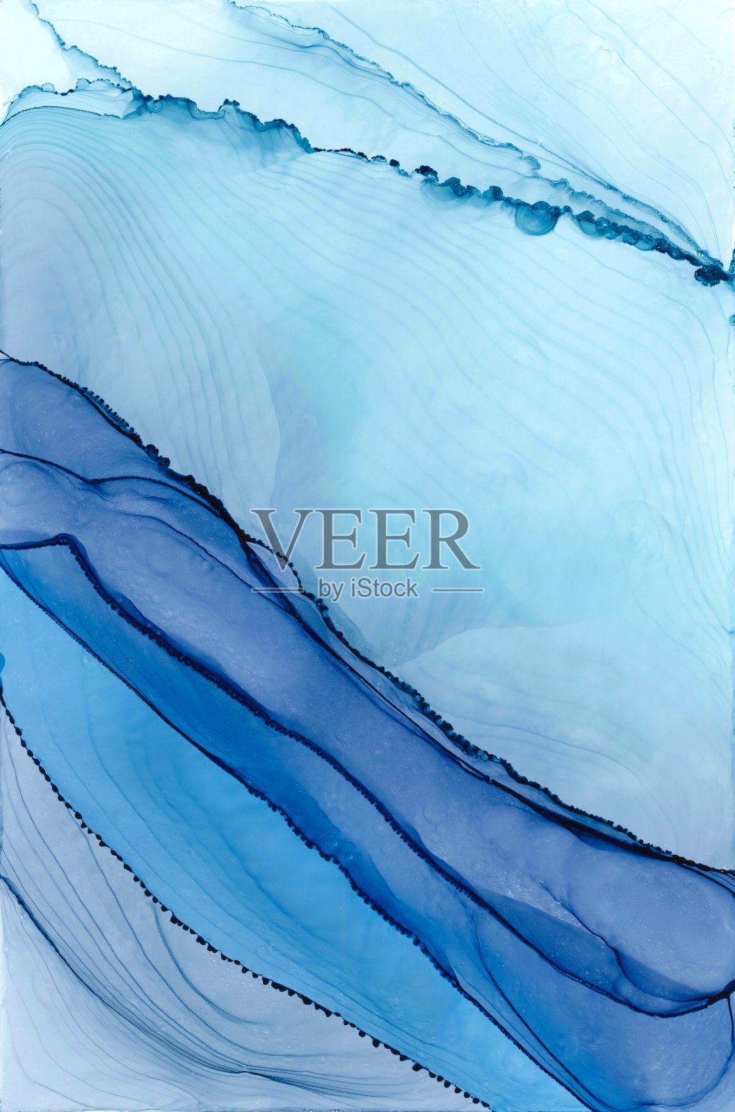 动彩滴入水中,墨旋入,彩墨抽象化。水中的墨云。照片摄影图片