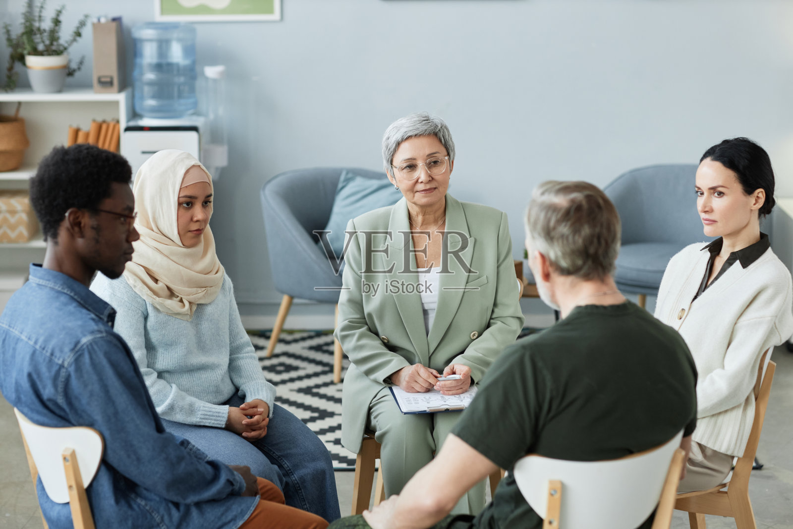 自信成熟的女性心理咨询师为有心理问题的人提供咨询照片摄影图片