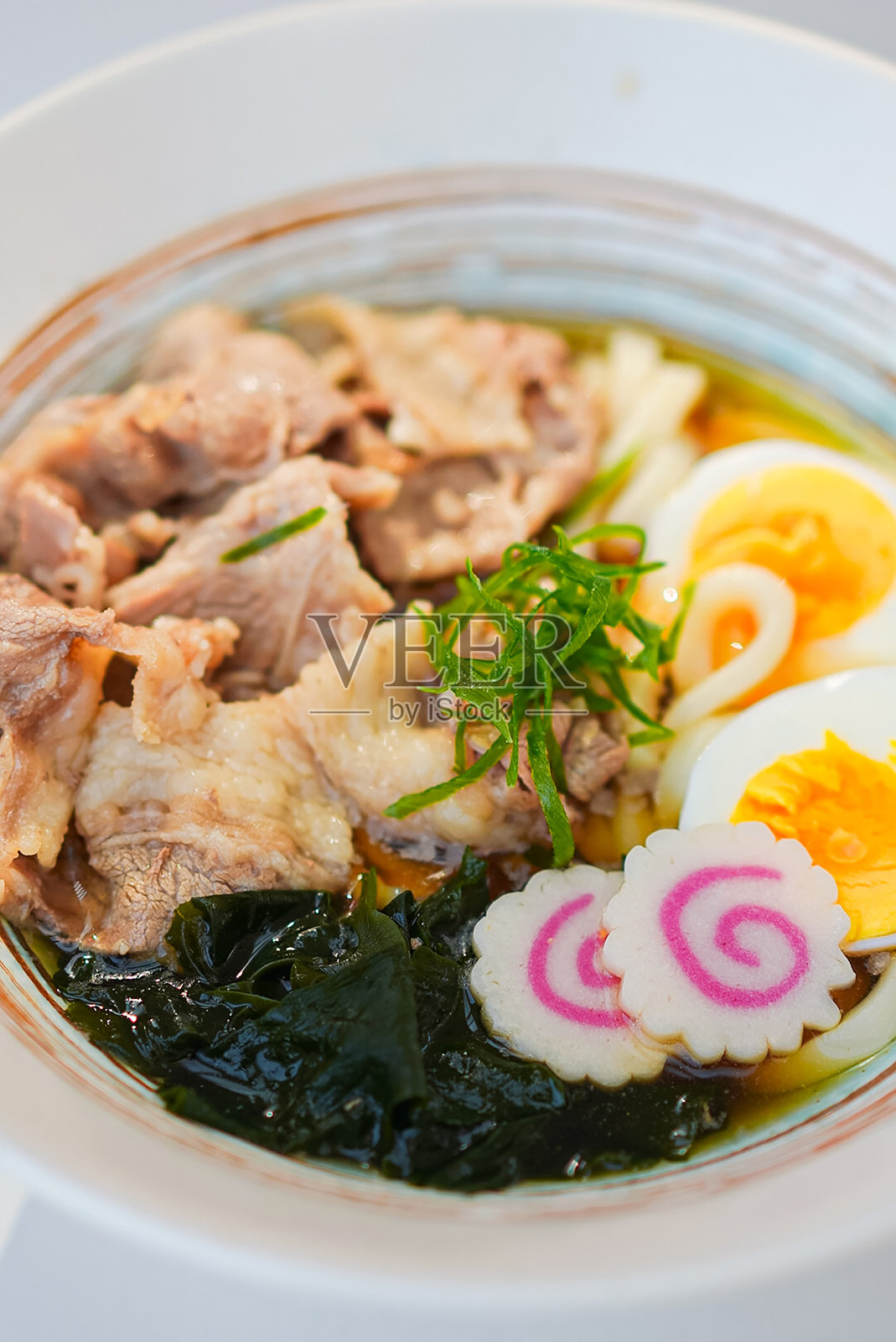 韩式牛肉蛋海苔汤照片摄影图片