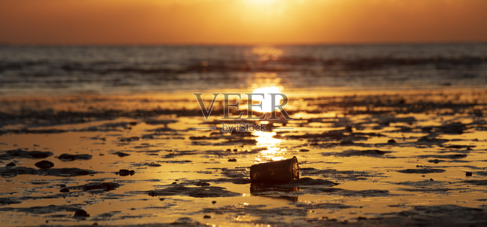 夕阳下,一棵死树在码头上的剪影,全景剪影树在泰国。夕阳映衬下树的剪影。黑暗的树在开阔的田野戏剧性的日出。典型的日落或日出照片摄影图片