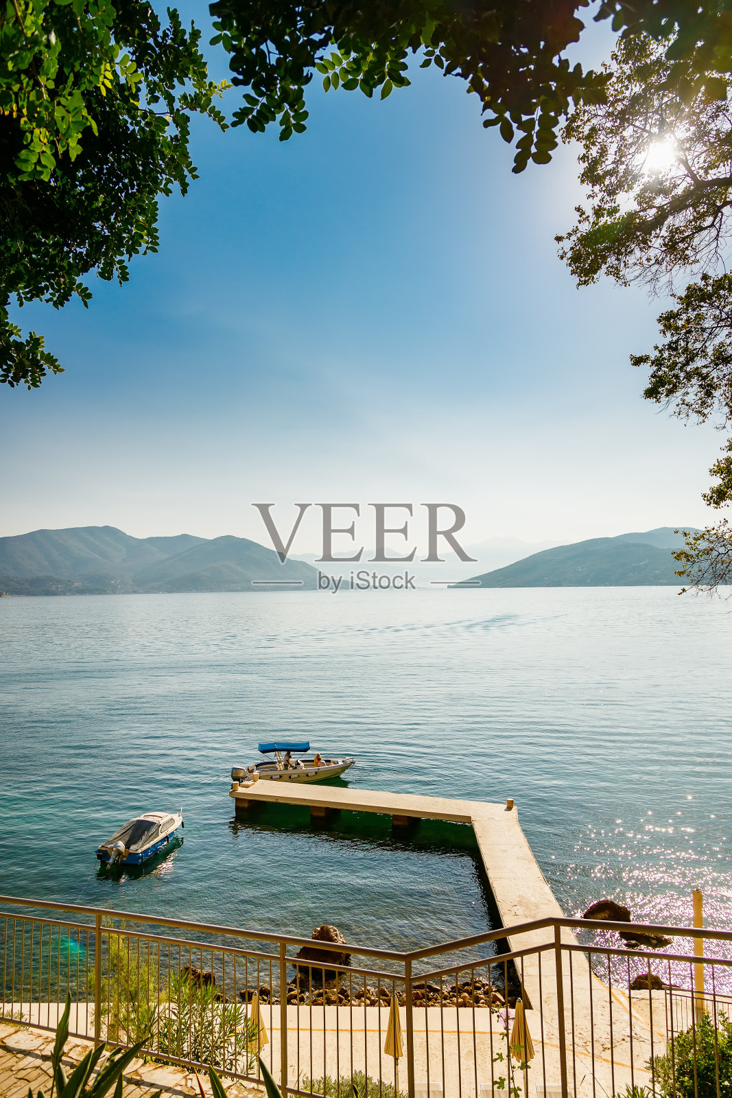 科托尔湾风景如画,码头和海上漂浮的旧船照片摄影图片