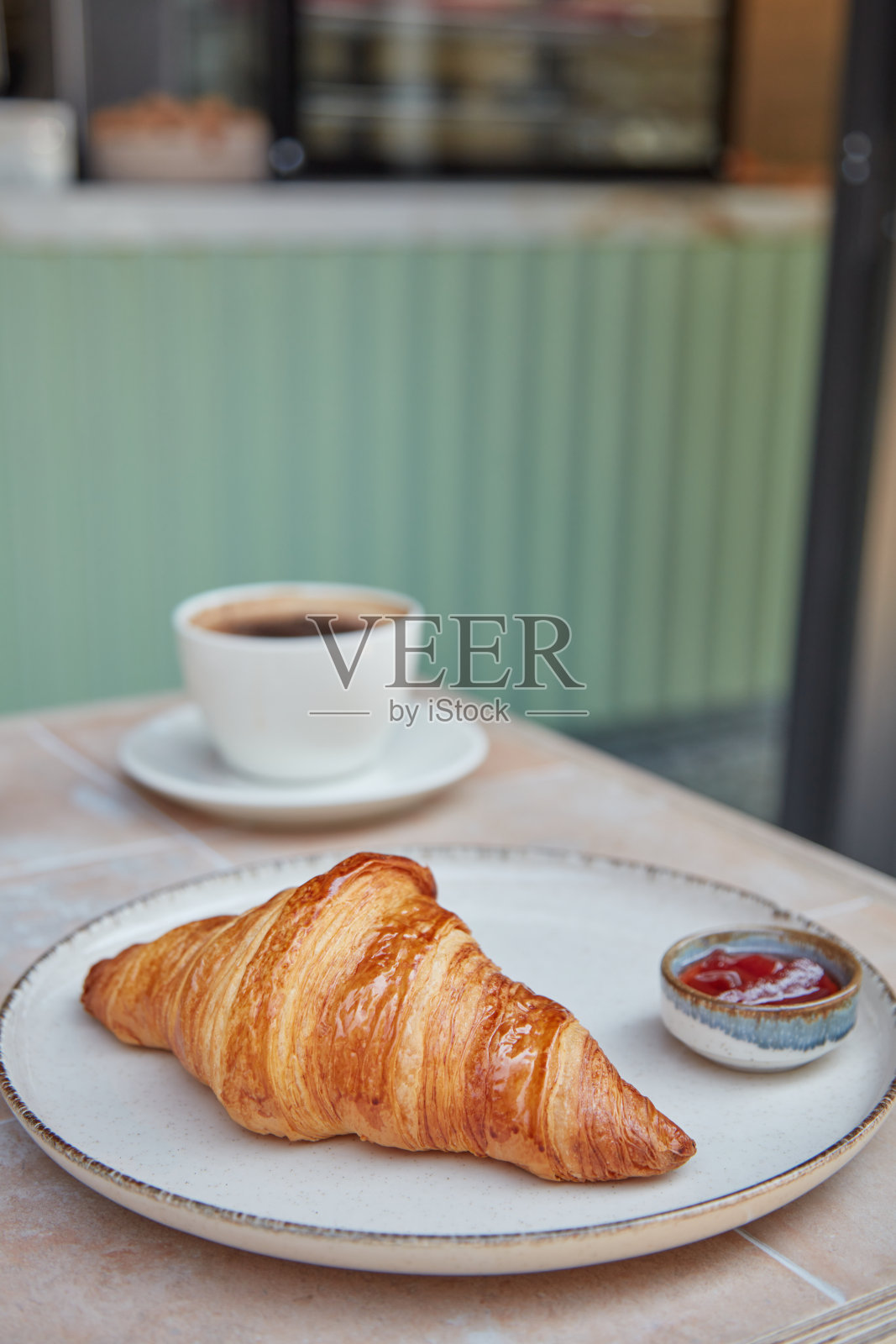 桌上有咖啡和羊角面包照片摄影图片