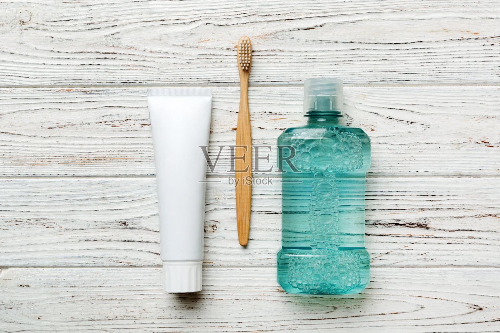 漱口水和其他口腔卫生产品在彩色桌面视图与复制空间。平的。口腔卫生。口腔护理产品和空间的文字在浅色背景。概念照片摄影图片