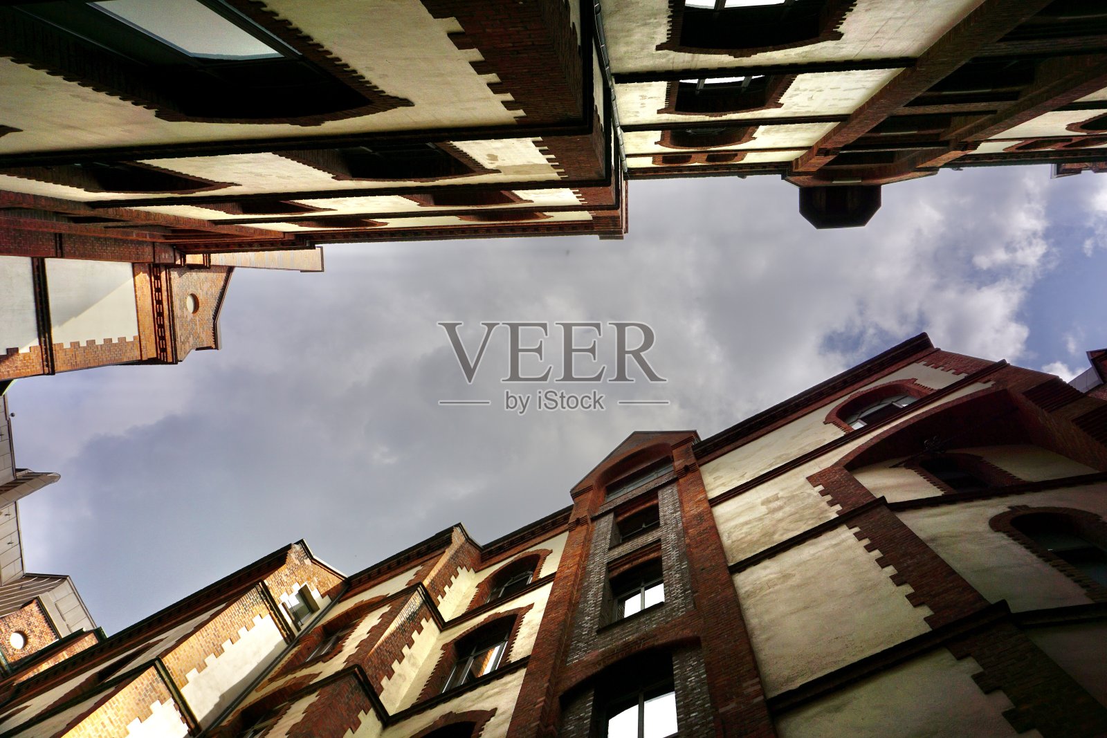 Speicherstadt,字面意思是“仓库之城”,意思是德国汉堡的仓库区,是世界上最大的仓库区,建筑建立在木材桩基础上,在这个特殊的情况下,橡木原木。照片摄影图片