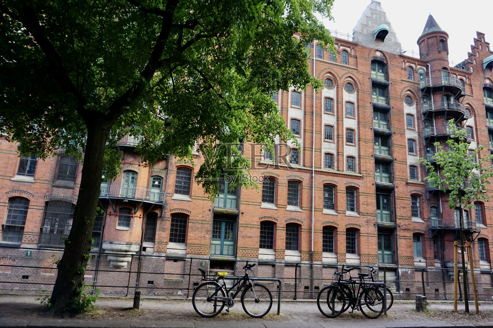 Speicherstadt,字面意思是“仓库之城”,意思是德国汉堡的仓库区,是世界上最大的仓库区,建筑建立在木材桩基础上,在这个特殊的情况下,橡木原木。照片摄影图片