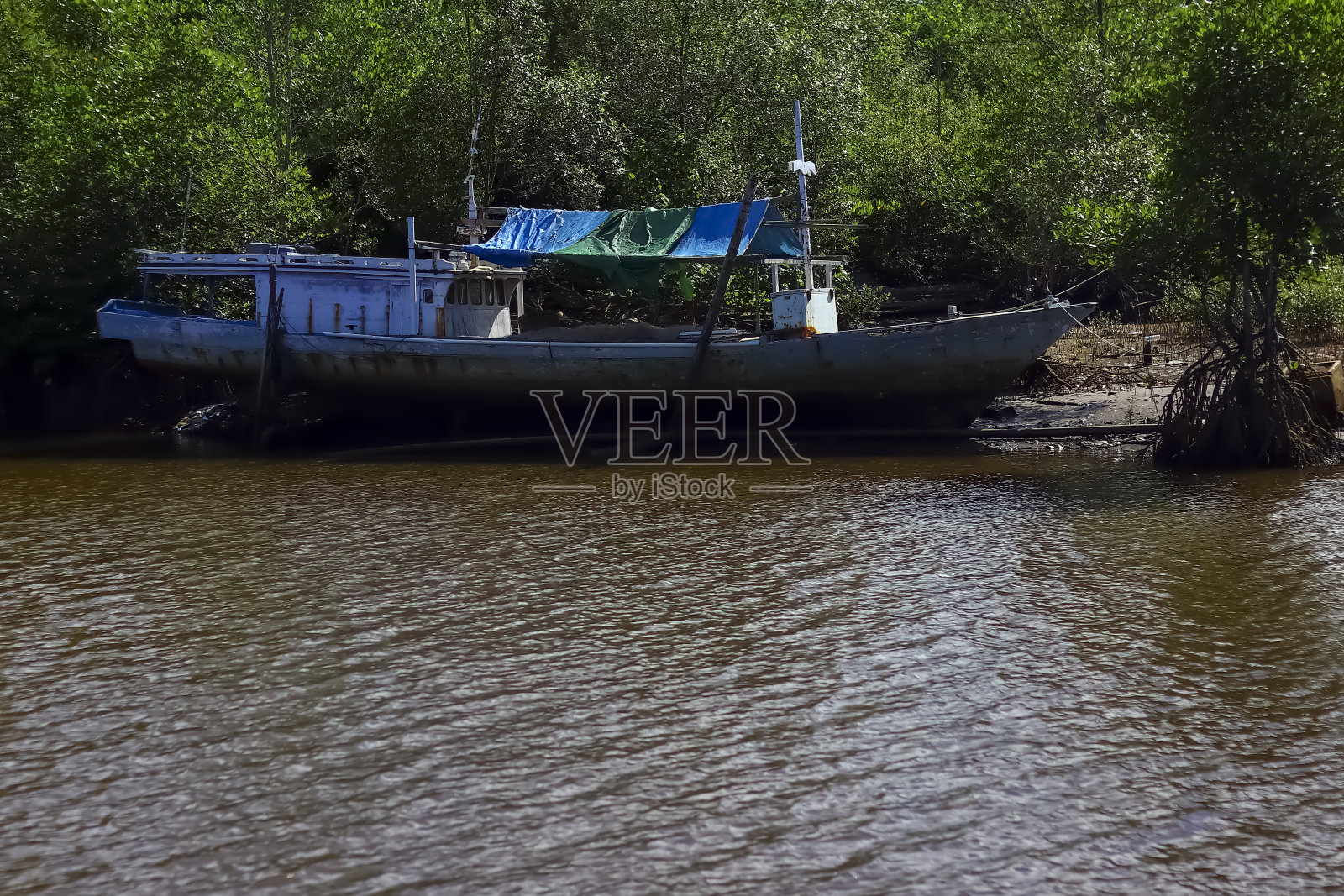 上午,渔船斜靠在肯亚穆坎海滩的海岸上。照片摄影图片