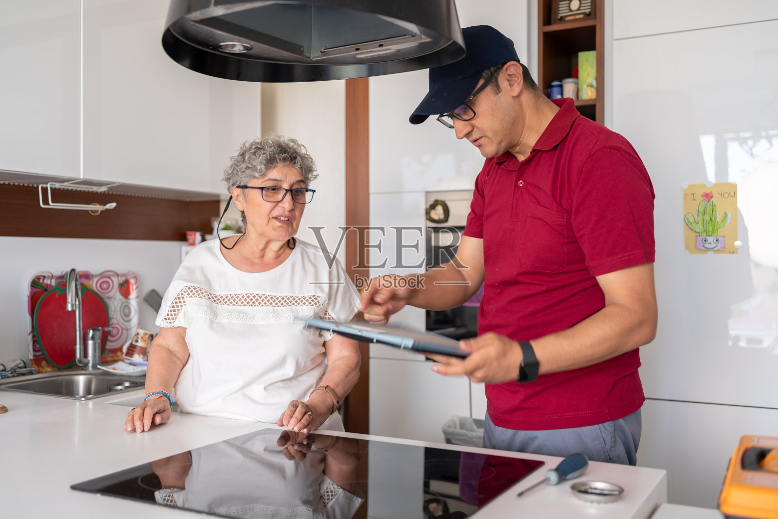 更换厨房油烟机过滤器照片摄影图片