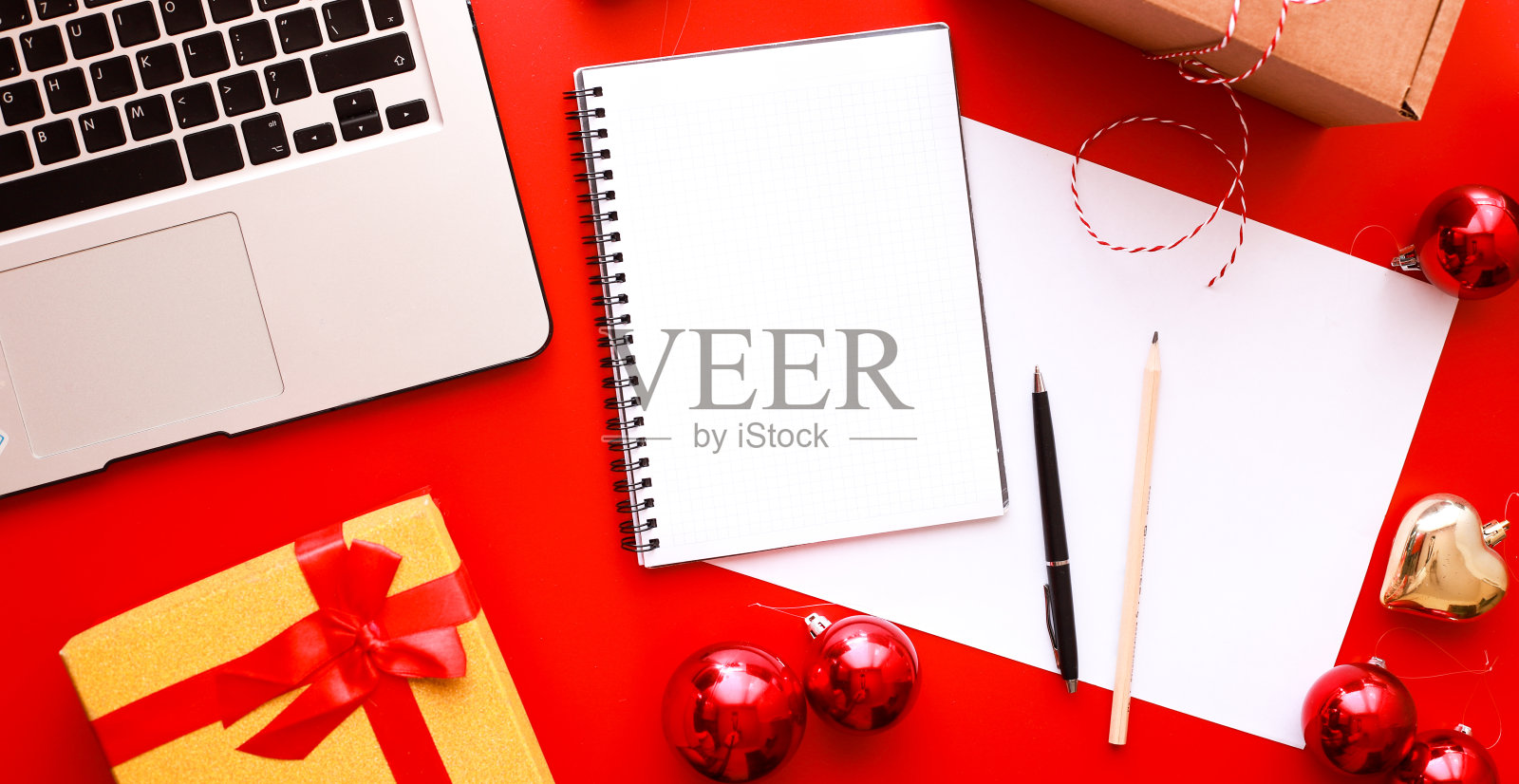 横幅平平地圣诞购物。白色叶子的模型,购物清单照片摄影图片