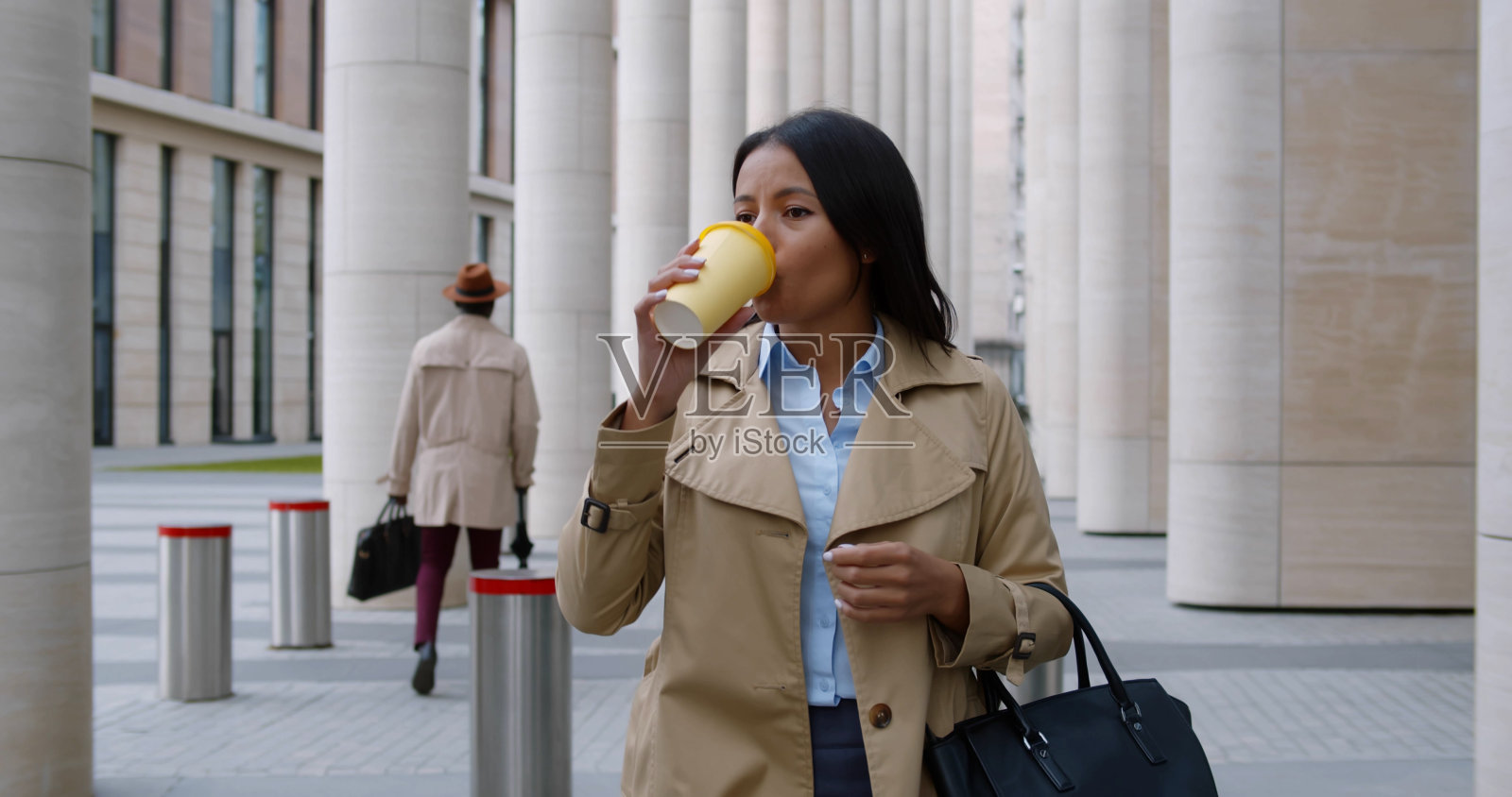 非洲女商人喝着咖啡,通勤到市中心上班照片摄影图片