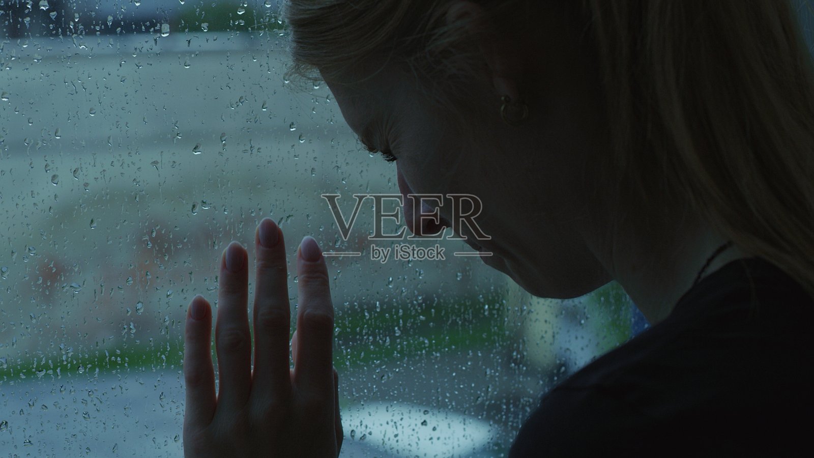 女孩坐在黑暗的房间里,遭受精神崩溃——抑郁症照片摄影图片