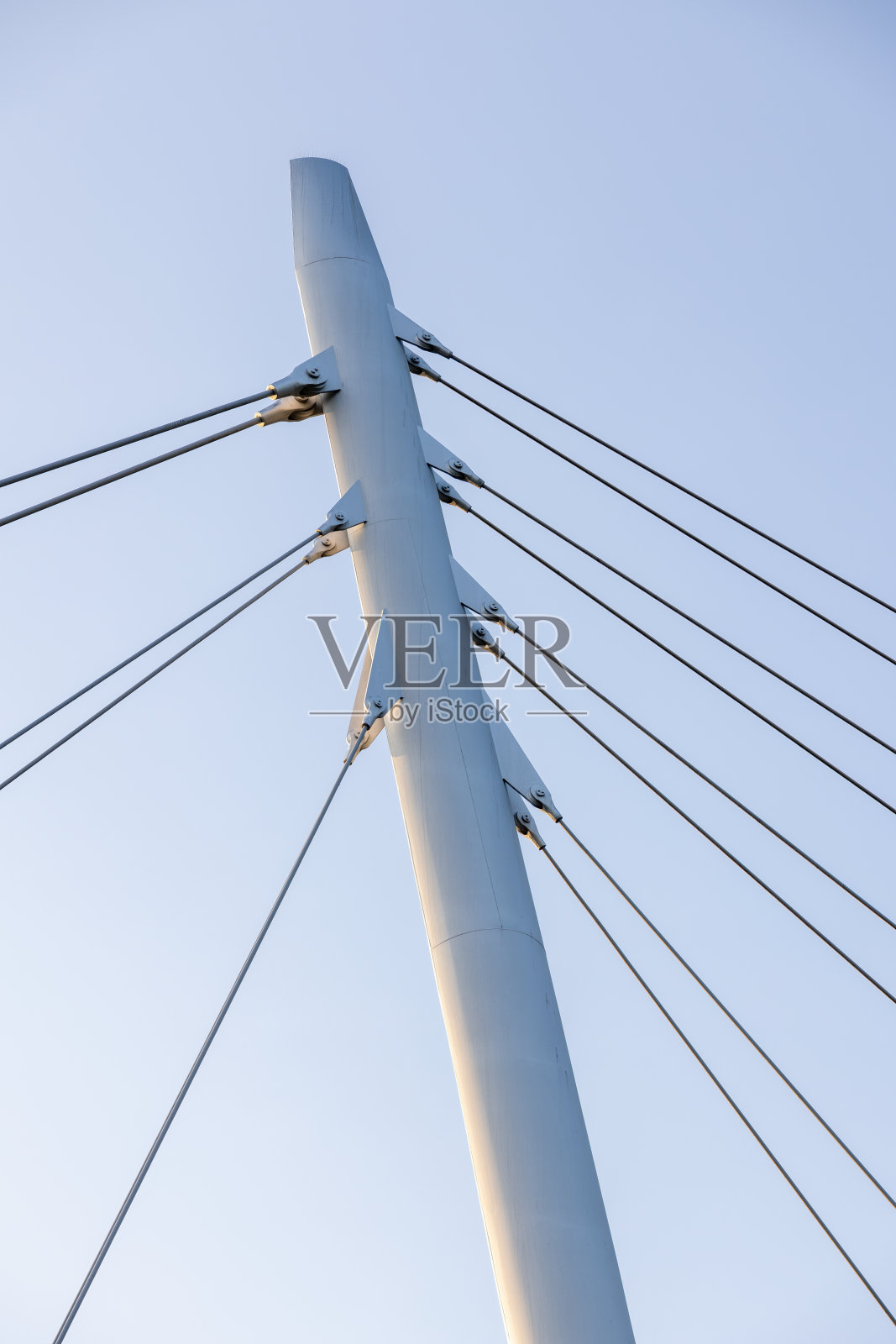 桥头堡由倾斜的金属与钢索用螺丝连接而成的悬索桥照片摄影图片