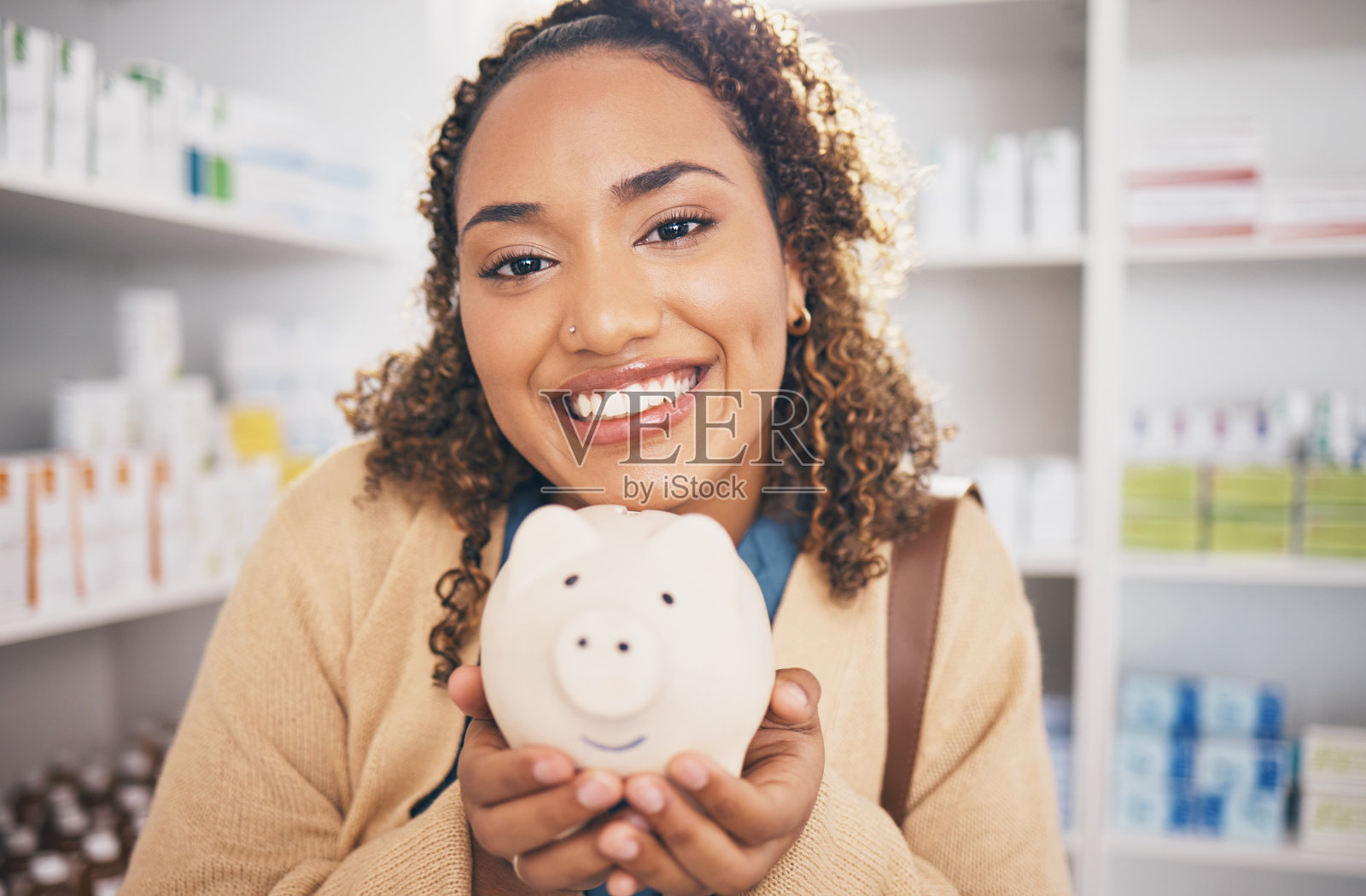 药店,存钱罐和女人的肖像,存钱和支付医疗产品。医疗保健、健康保险和快乐女性用现金购买药品、药物和药片照片摄影图片