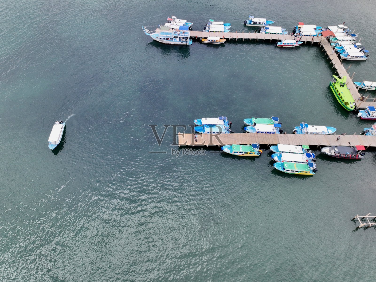 阿蒂特兰湖上的船照片摄影图片