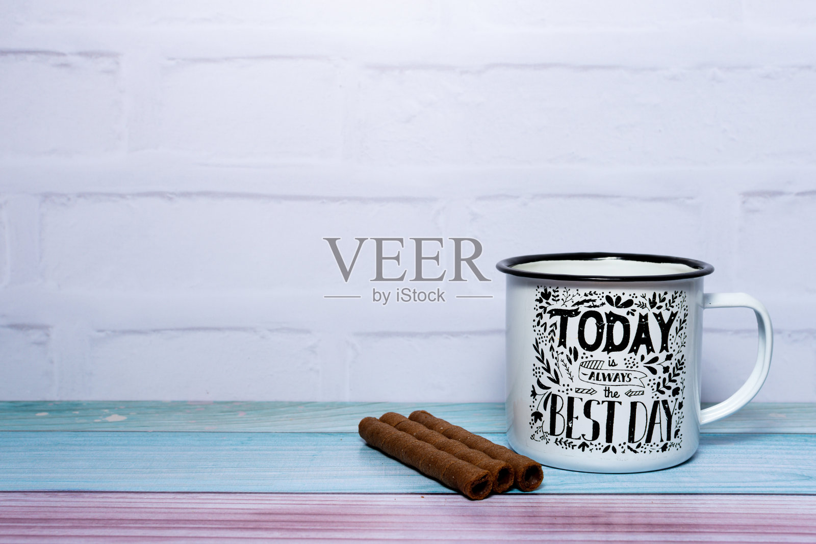 一杯加榛子棒的咖啡照片摄影图片