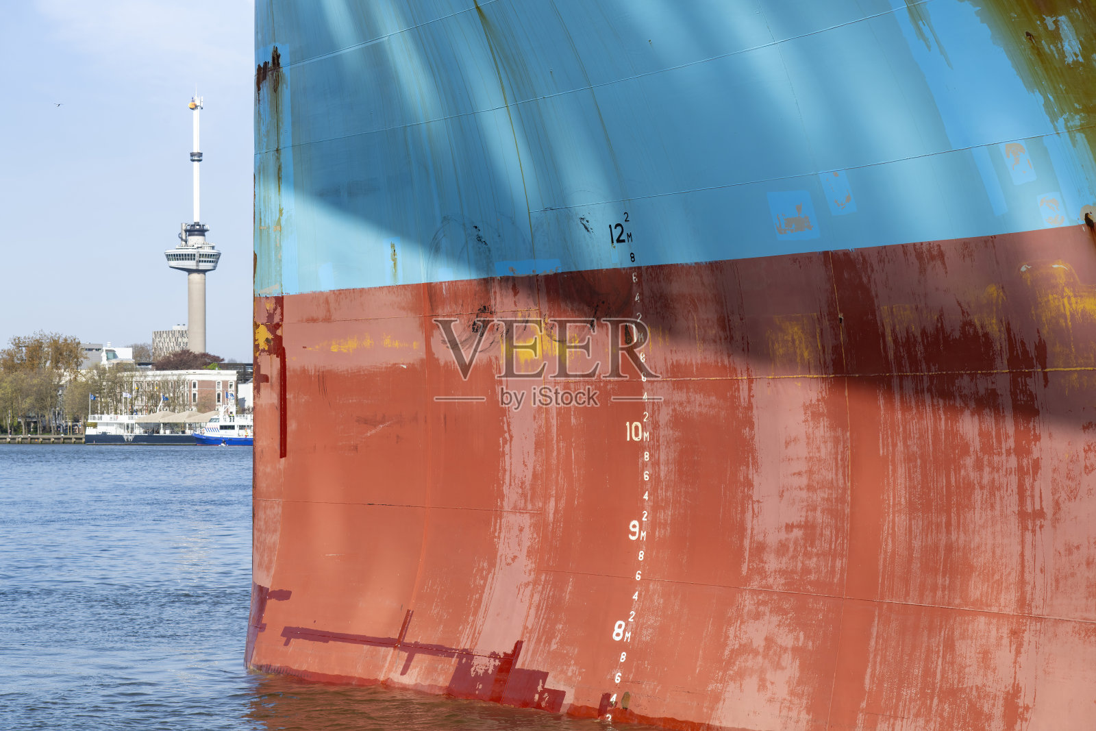 船首的红色和蓝色照片摄影图片