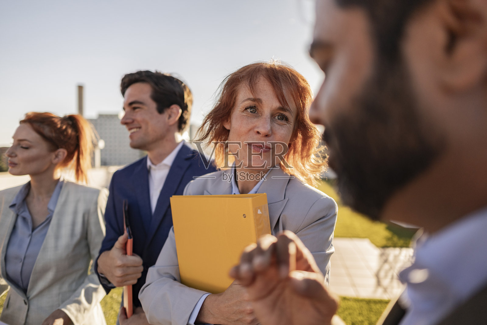 商业女性和男性在屋顶户外愉快会面的肖像照片摄影图片