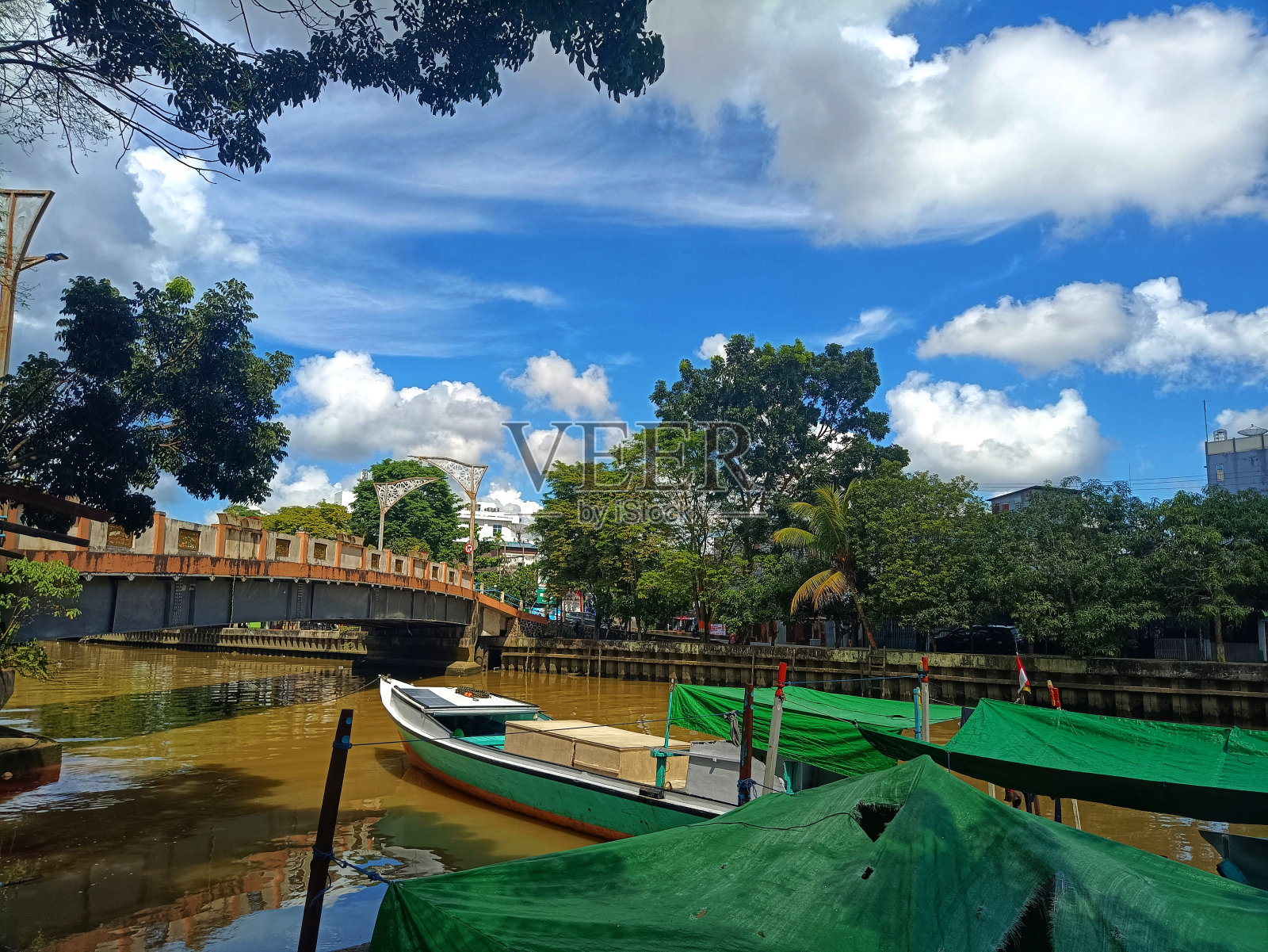 船、河、桥、天、云、树的景色照片摄影图片