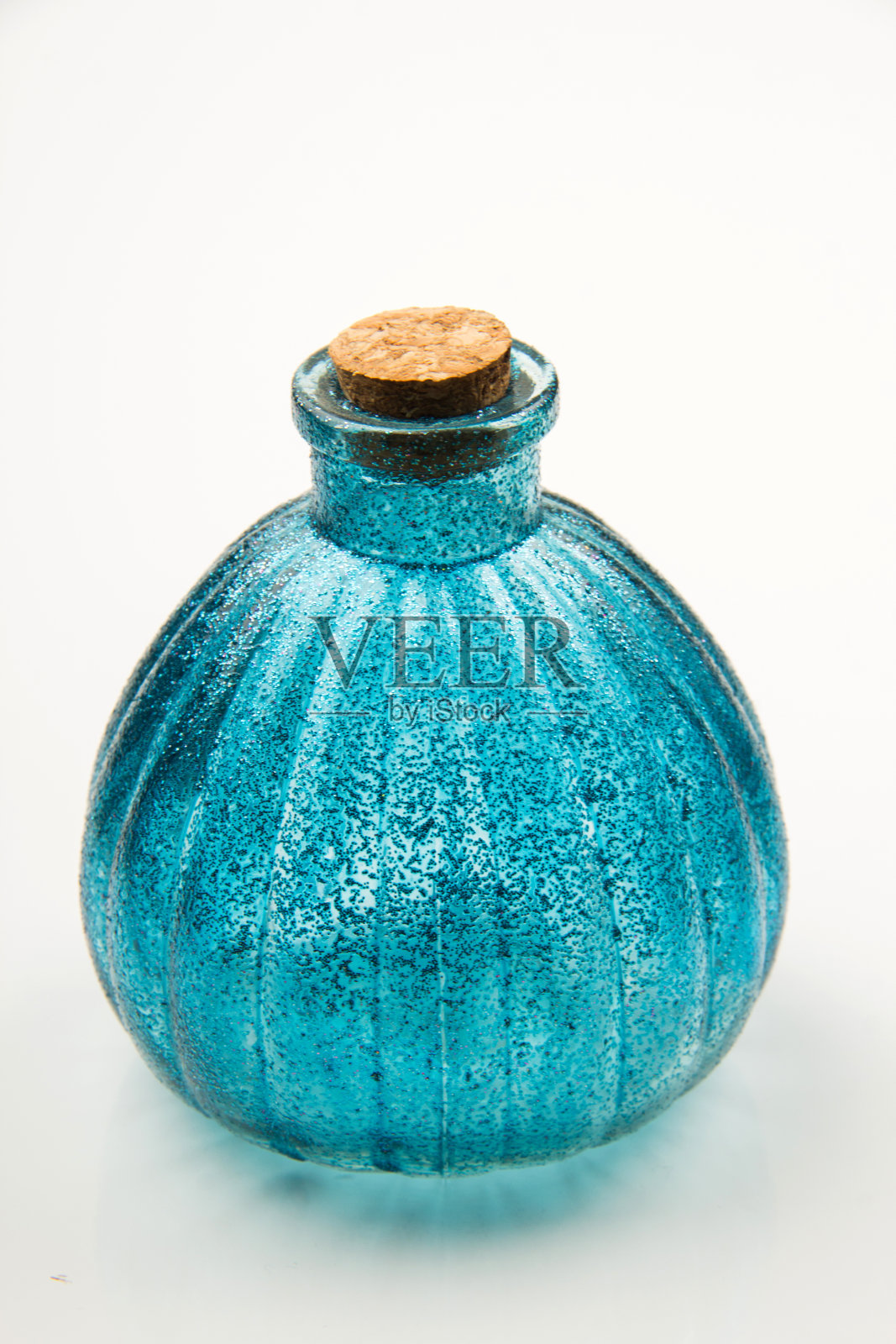 白色背景的小空透明玻璃小瓶照片摄影图片