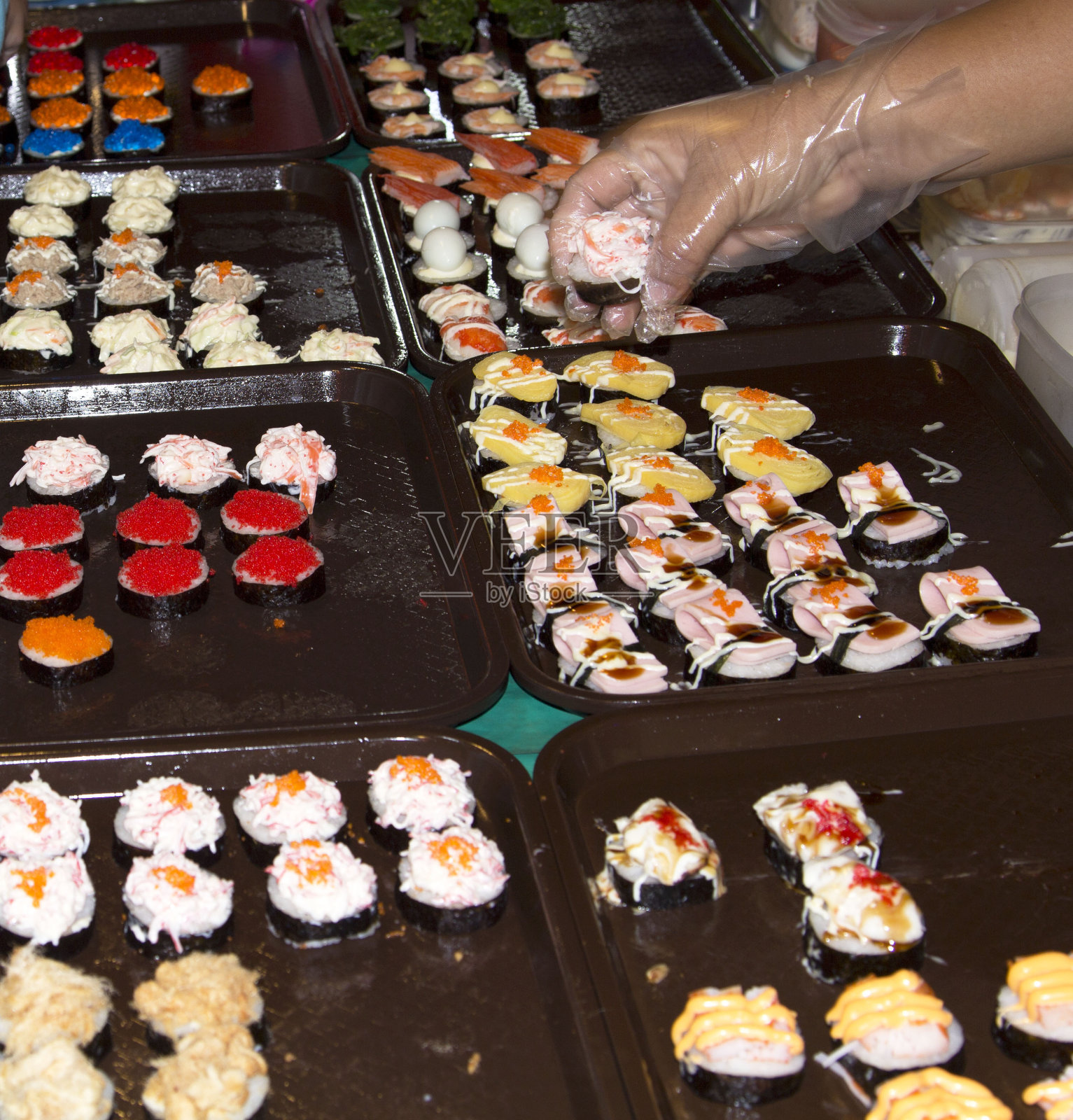 寿司-日本-泰式日本料理,由厨师为顾客准备的美味、新鲜、新鲜的食物,在泰国街头和每个泰国节日都有出售。照片摄影图片